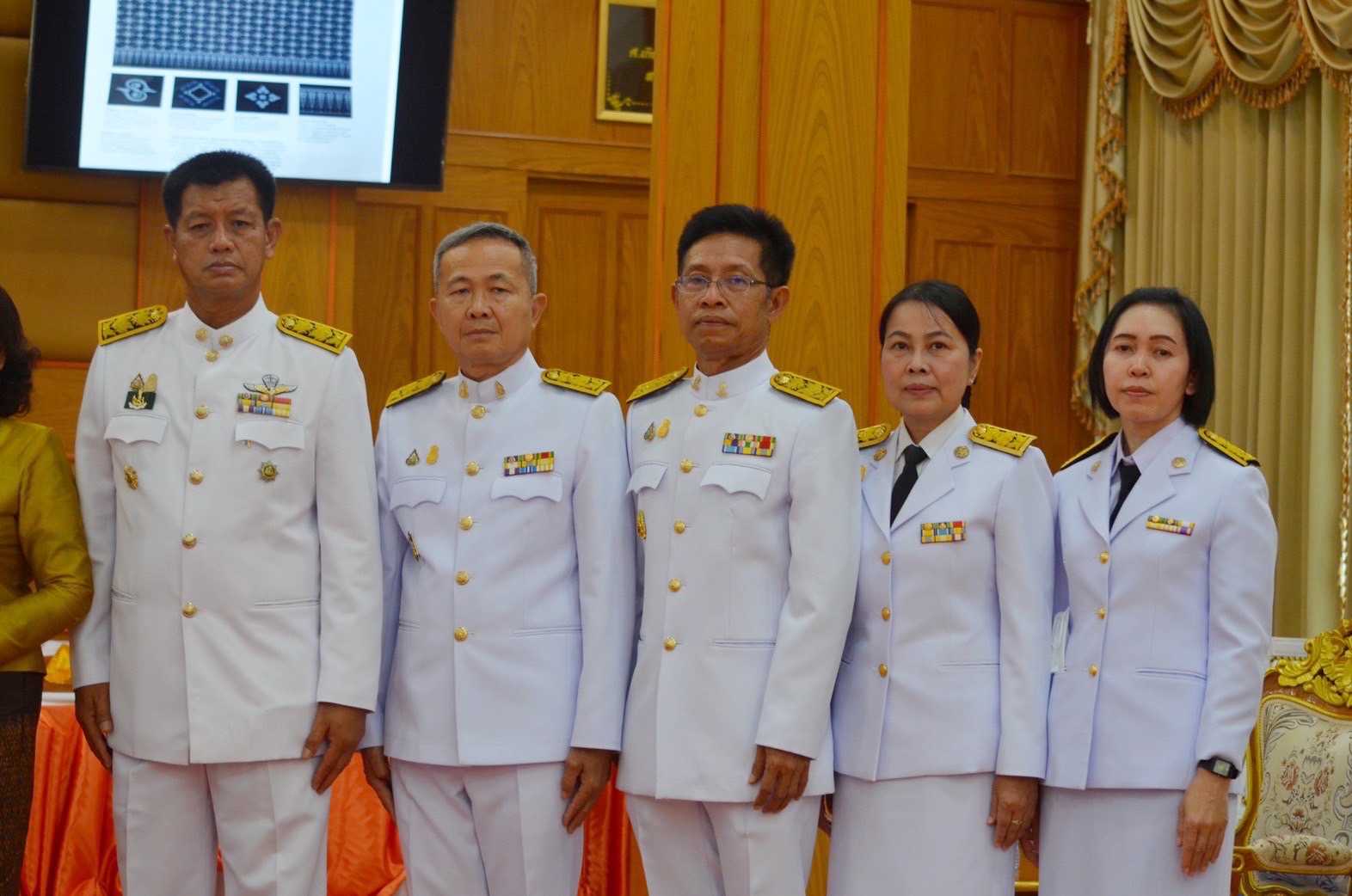 จังหวัดมหาสารคาม จัดพิธีมอบแบบลายผ้าพระราชทาน “ผ้าลายดอกรักราชกัญญา”