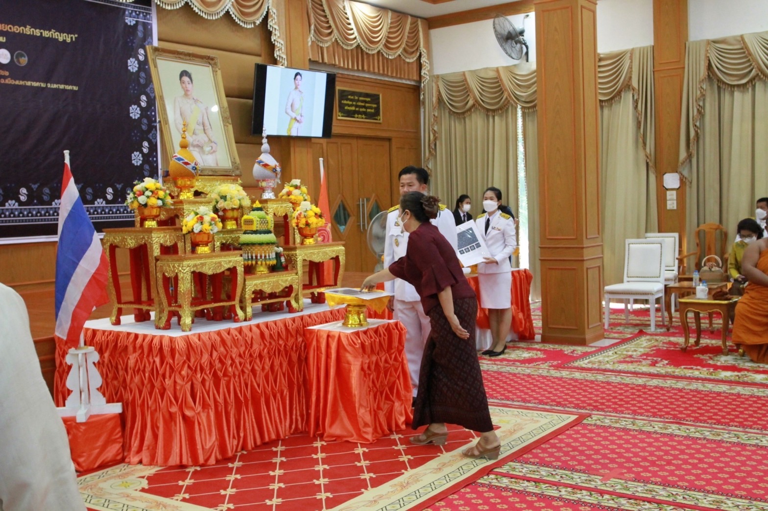 จังหวัดมหาสารคาม จัดพิธีมอบแบบลายผ้าพระราชทาน “ผ้าลายดอกรักราชกัญญา”