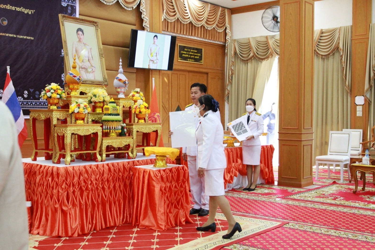 จังหวัดมหาสารคาม จัดพิธีมอบแบบลายผ้าพระราชทาน “ผ้าลายดอกรักราชกัญญา”