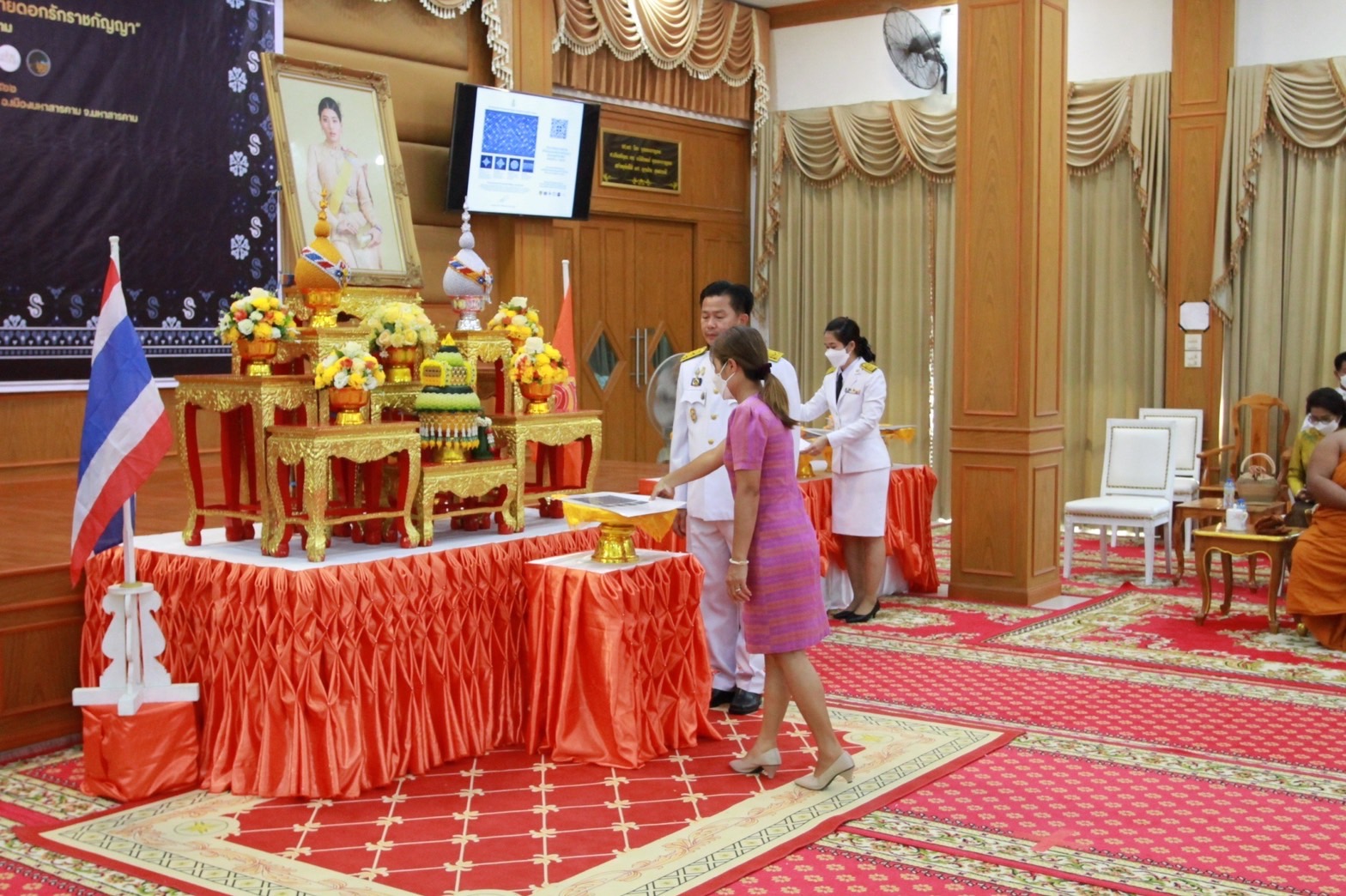 จังหวัดมหาสารคาม จัดพิธีมอบแบบลายผ้าพระราชทาน “ผ้าลายดอกรักราชกัญญา”