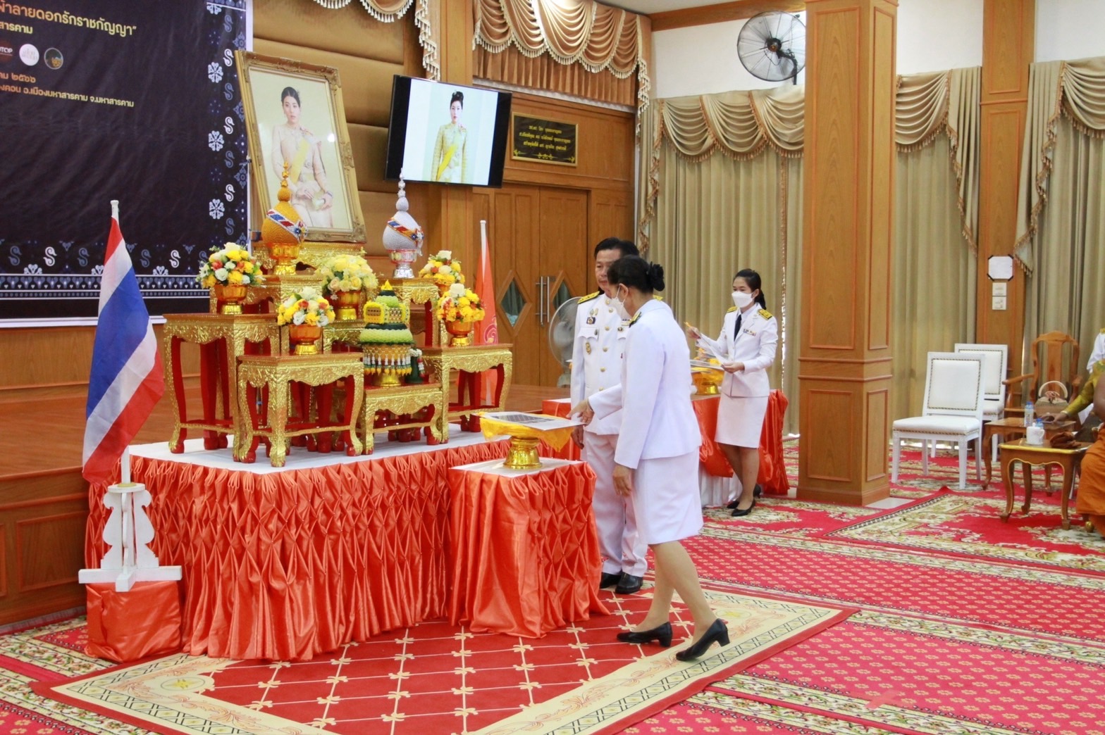 จังหวัดมหาสารคาม จัดพิธีมอบแบบลายผ้าพระราชทาน “ผ้าลายดอกรักราชกัญญา”