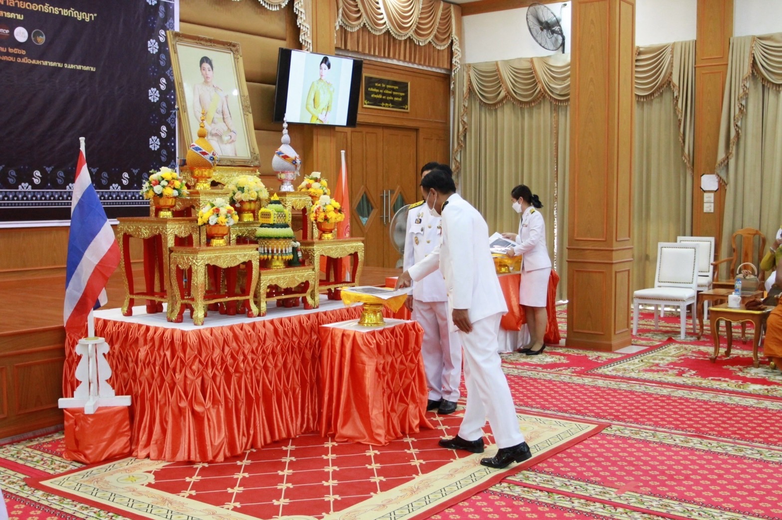 จังหวัดมหาสารคาม จัดพิธีมอบแบบลายผ้าพระราชทาน “ผ้าลายดอกรักราชกัญญา”