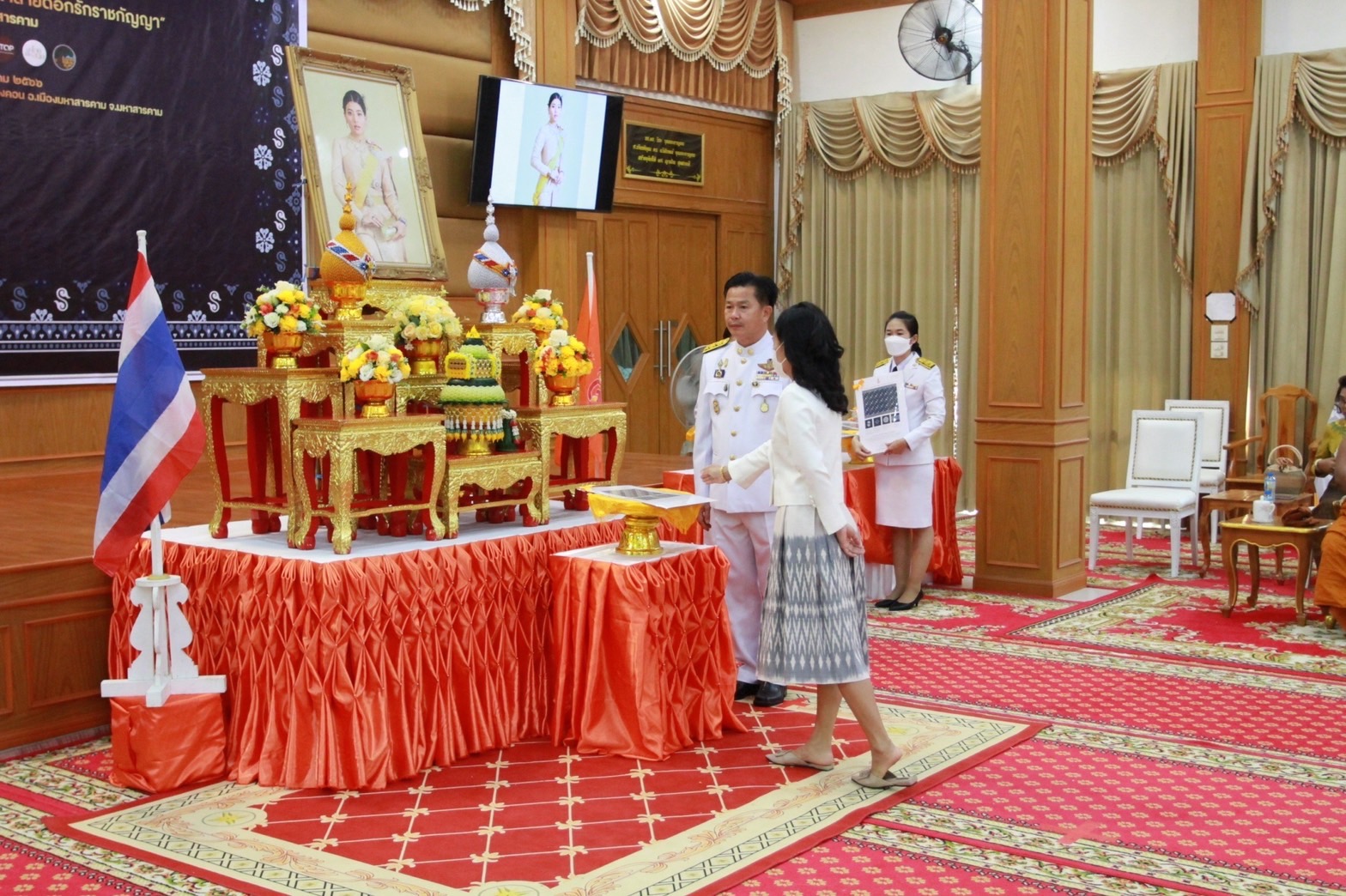 จังหวัดมหาสารคาม จัดพิธีมอบแบบลายผ้าพระราชทาน “ผ้าลายดอกรักราชกัญญา”