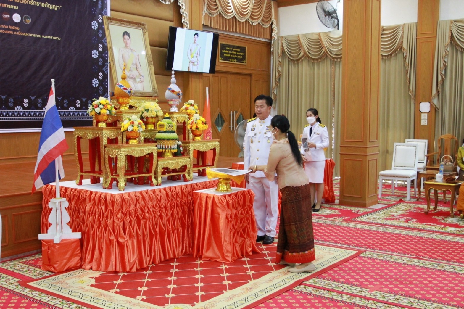จังหวัดมหาสารคาม จัดพิธีมอบแบบลายผ้าพระราชทาน “ผ้าลายดอกรักราชกัญญา”