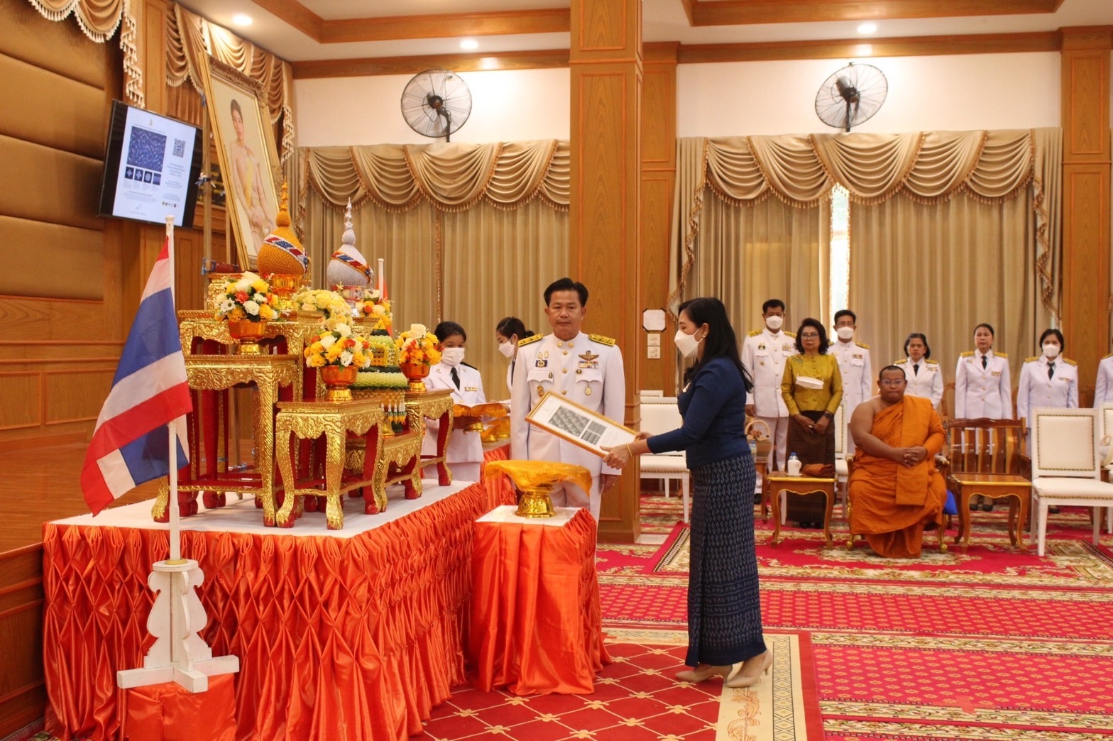 จังหวัดมหาสารคาม จัดพิธีมอบแบบลายผ้าพระราชทาน “ผ้าลายดอกรักราชกัญญา”