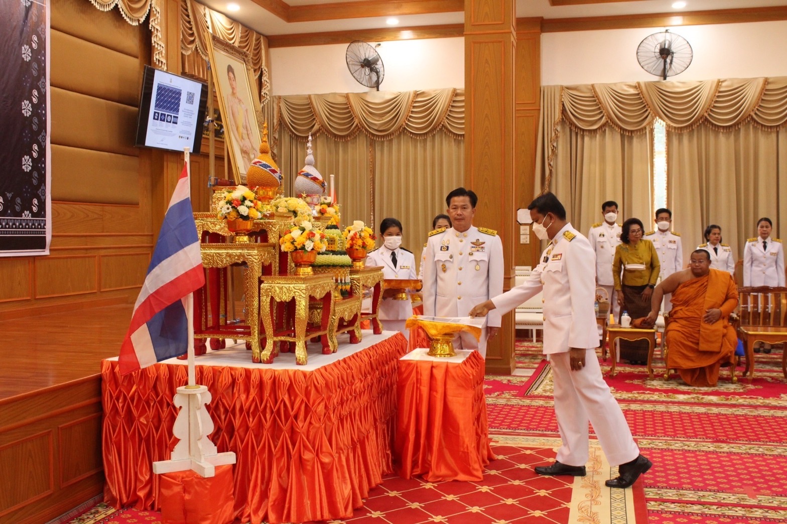 จังหวัดมหาสารคาม จัดพิธีมอบแบบลายผ้าพระราชทาน “ผ้าลายดอกรักราชกัญญา”