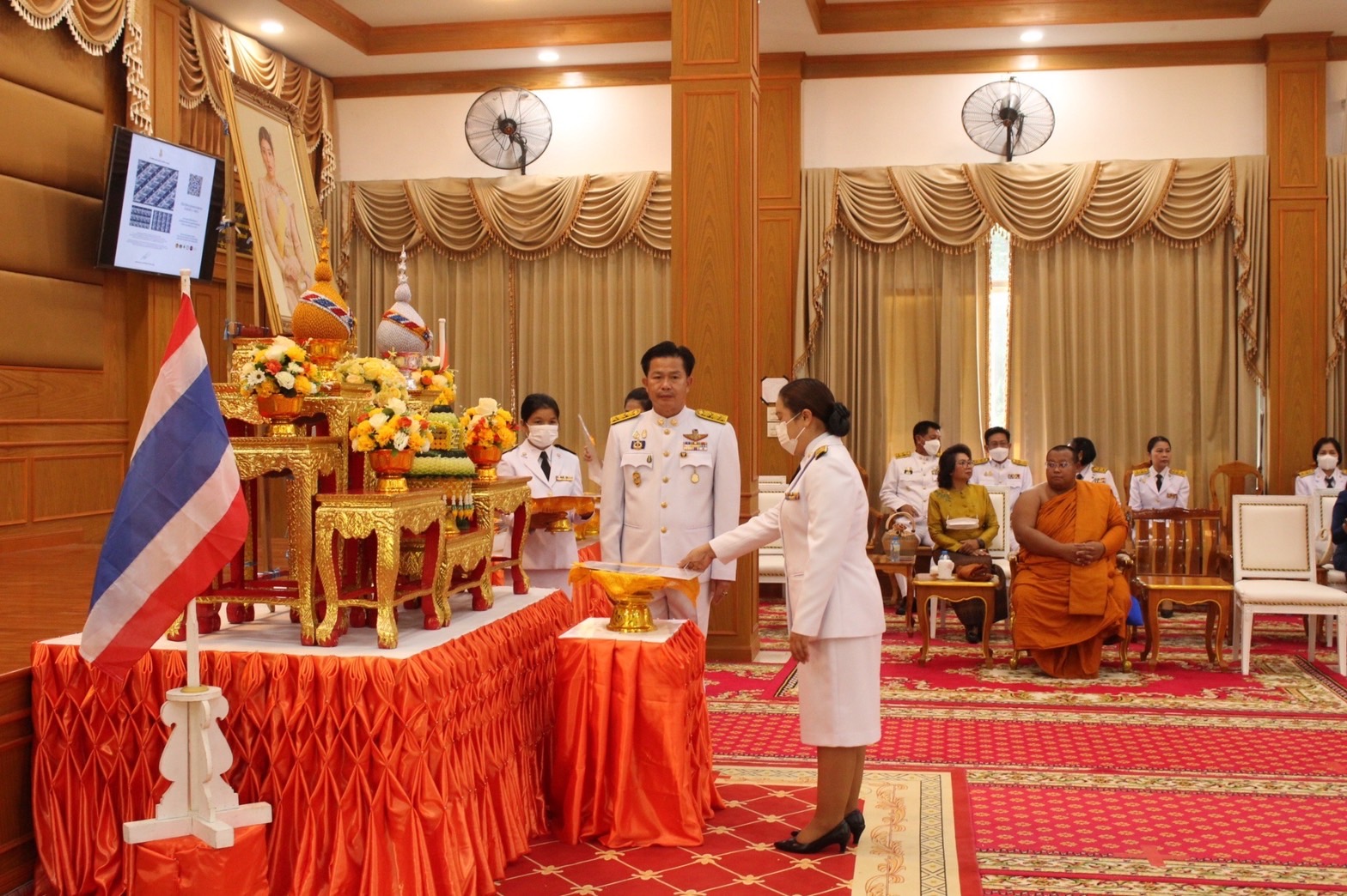 จังหวัดมหาสารคาม จัดพิธีมอบแบบลายผ้าพระราชทาน “ผ้าลายดอกรักราชกัญญา”