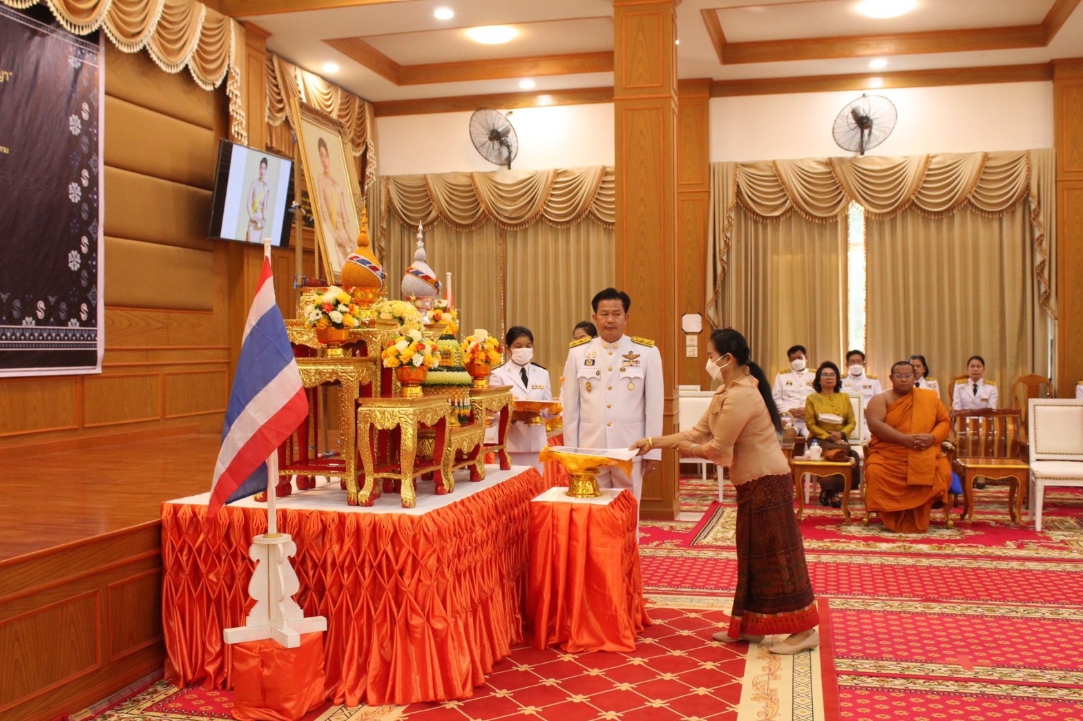 จังหวัดมหาสารคาม จัดพิธีมอบแบบลายผ้าพระราชทาน “ผ้าลายดอกรักราชกัญญา”