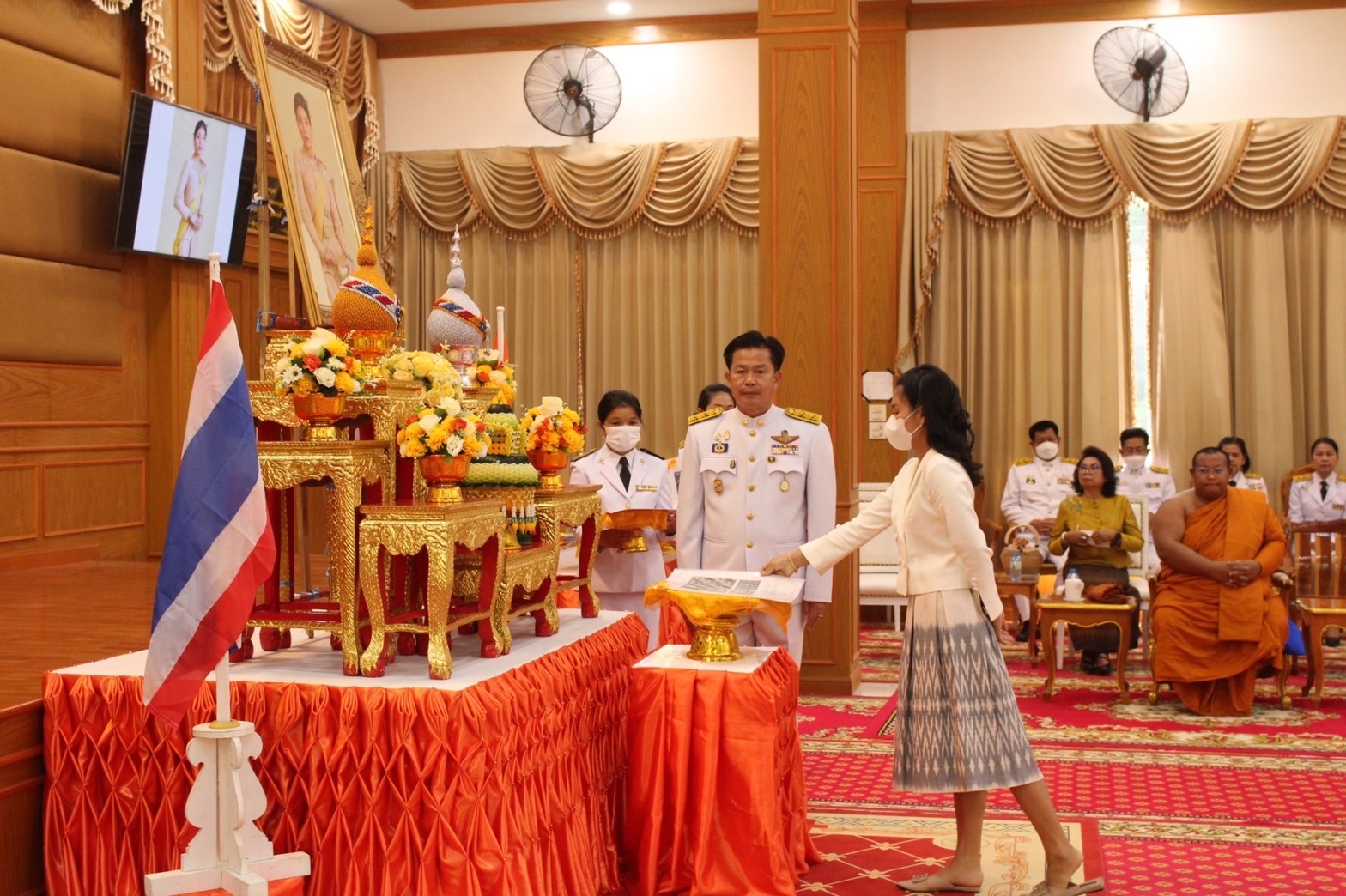 จังหวัดมหาสารคาม จัดพิธีมอบแบบลายผ้าพระราชทาน “ผ้าลายดอกรักราชกัญญา”