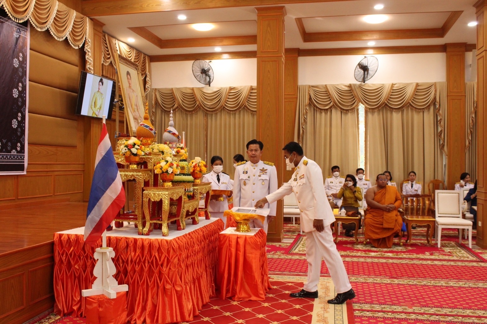 จังหวัดมหาสารคาม จัดพิธีมอบแบบลายผ้าพระราชทาน “ผ้าลายดอกรักราชกัญญา”
