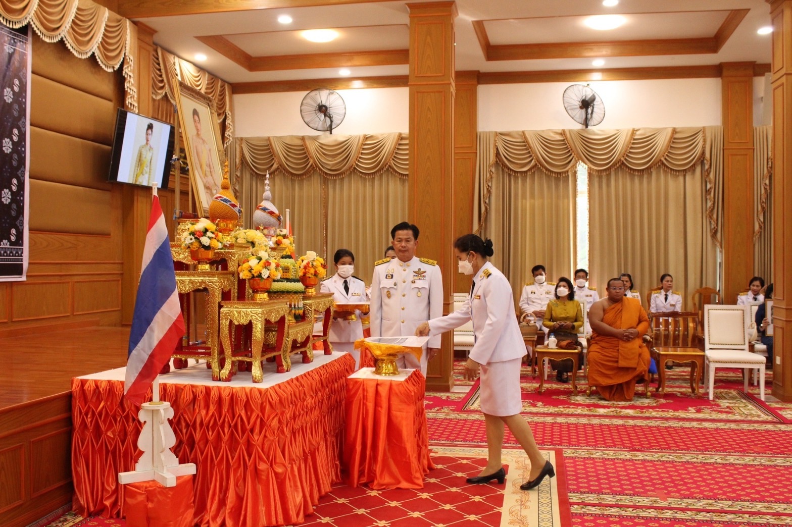 จังหวัดมหาสารคาม จัดพิธีมอบแบบลายผ้าพระราชทาน “ผ้าลายดอกรักราชกัญญา”