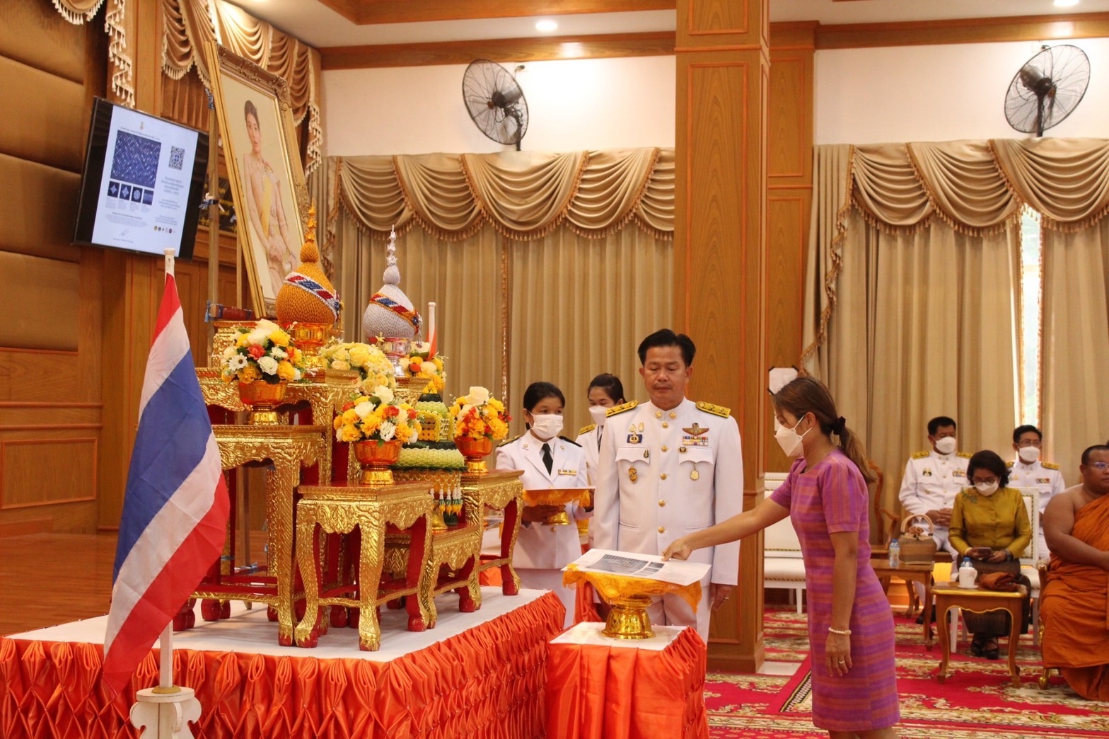 จังหวัดมหาสารคาม จัดพิธีมอบแบบลายผ้าพระราชทาน “ผ้าลายดอกรักราชกัญญา”