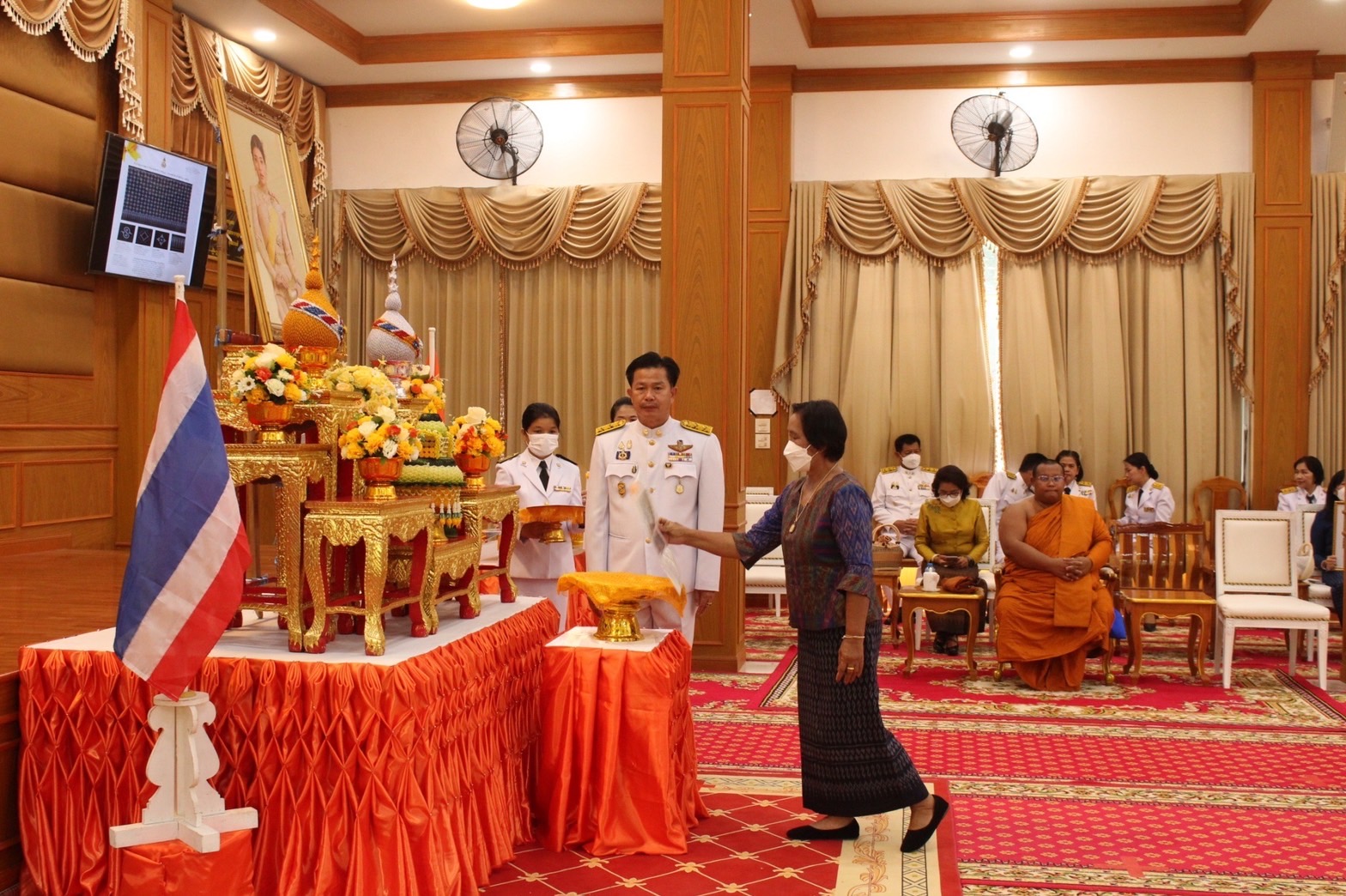จังหวัดมหาสารคาม จัดพิธีมอบแบบลายผ้าพระราชทาน “ผ้าลายดอกรักราชกัญญา”