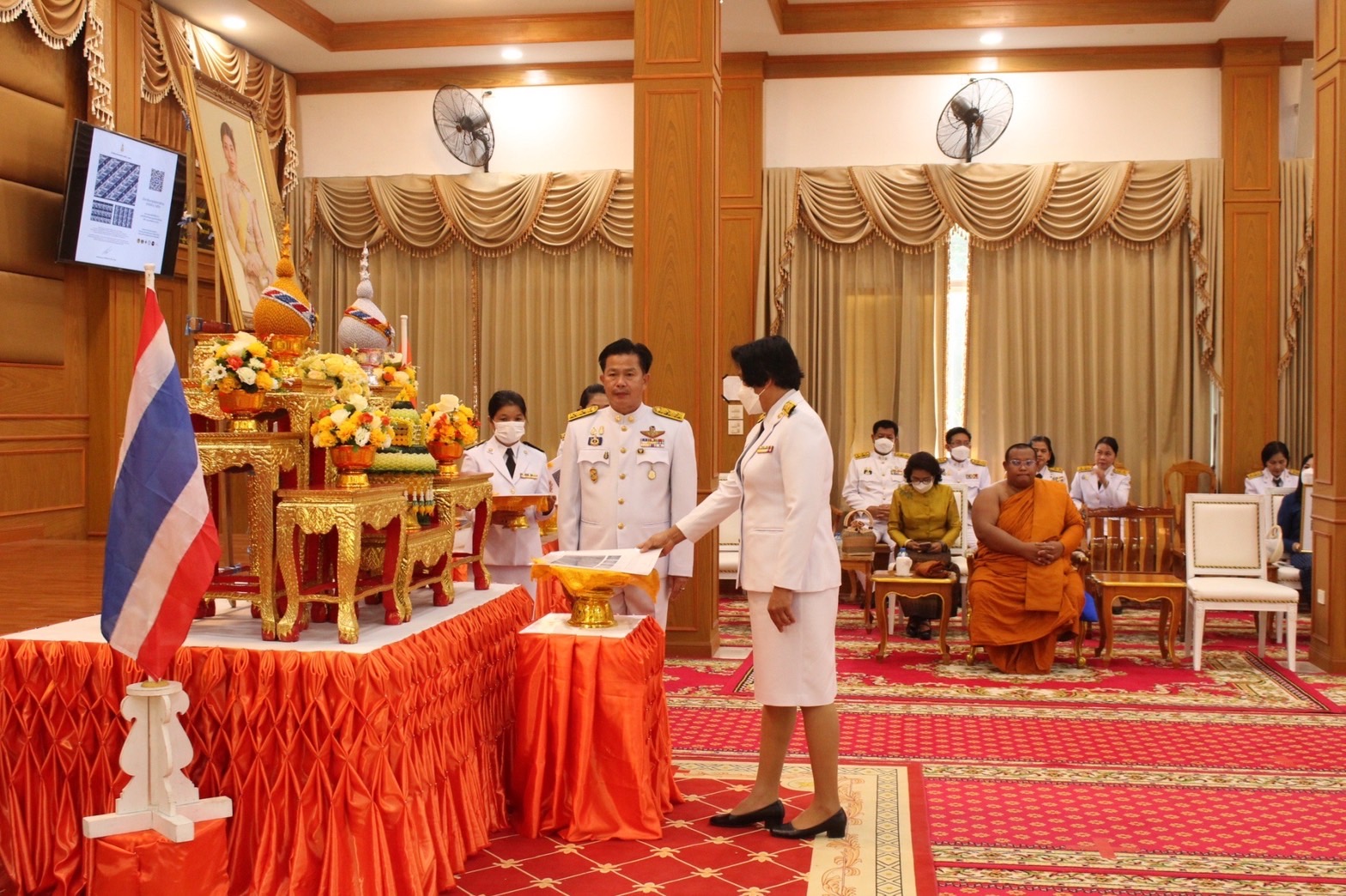 จังหวัดมหาสารคาม จัดพิธีมอบแบบลายผ้าพระราชทาน “ผ้าลายดอกรักราชกัญญา”
