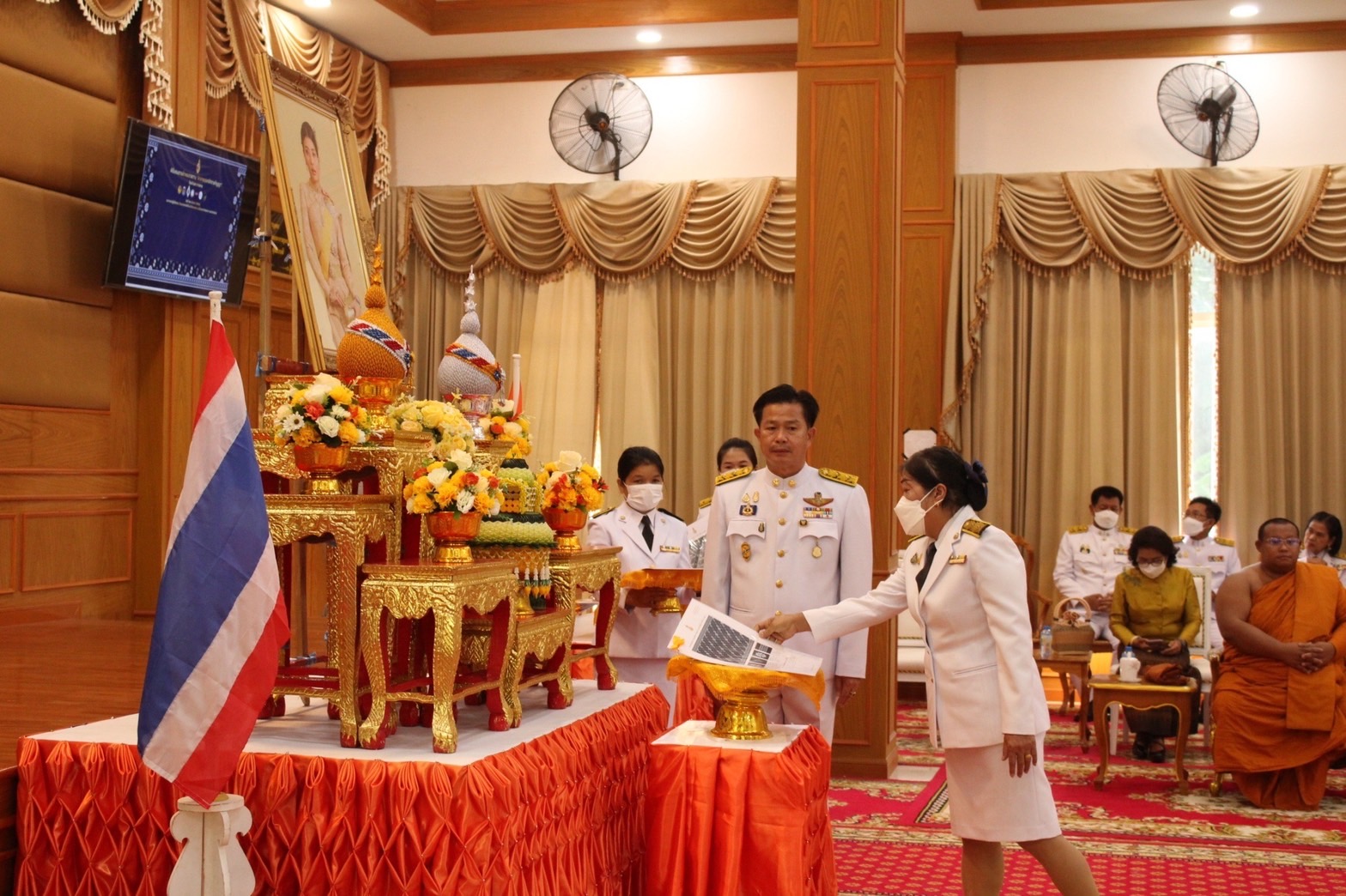 จังหวัดมหาสารคาม จัดพิธีมอบแบบลายผ้าพระราชทาน “ผ้าลายดอกรักราชกัญญา”
