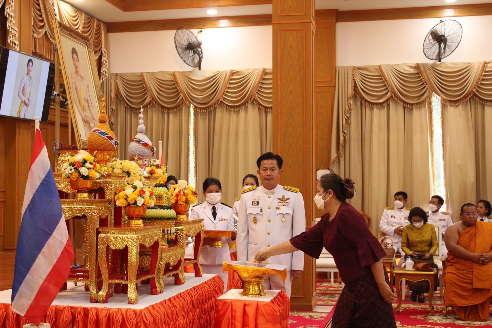 จังหวัดมหาสารคาม จัดพิธีมอบแบบลายผ้าพระราชทาน “ผ้าลายดอกรักราชกัญญา”