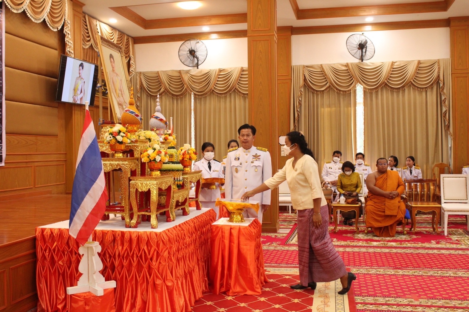 จังหวัดมหาสารคาม จัดพิธีมอบแบบลายผ้าพระราชทาน “ผ้าลายดอกรักราชกัญญา”