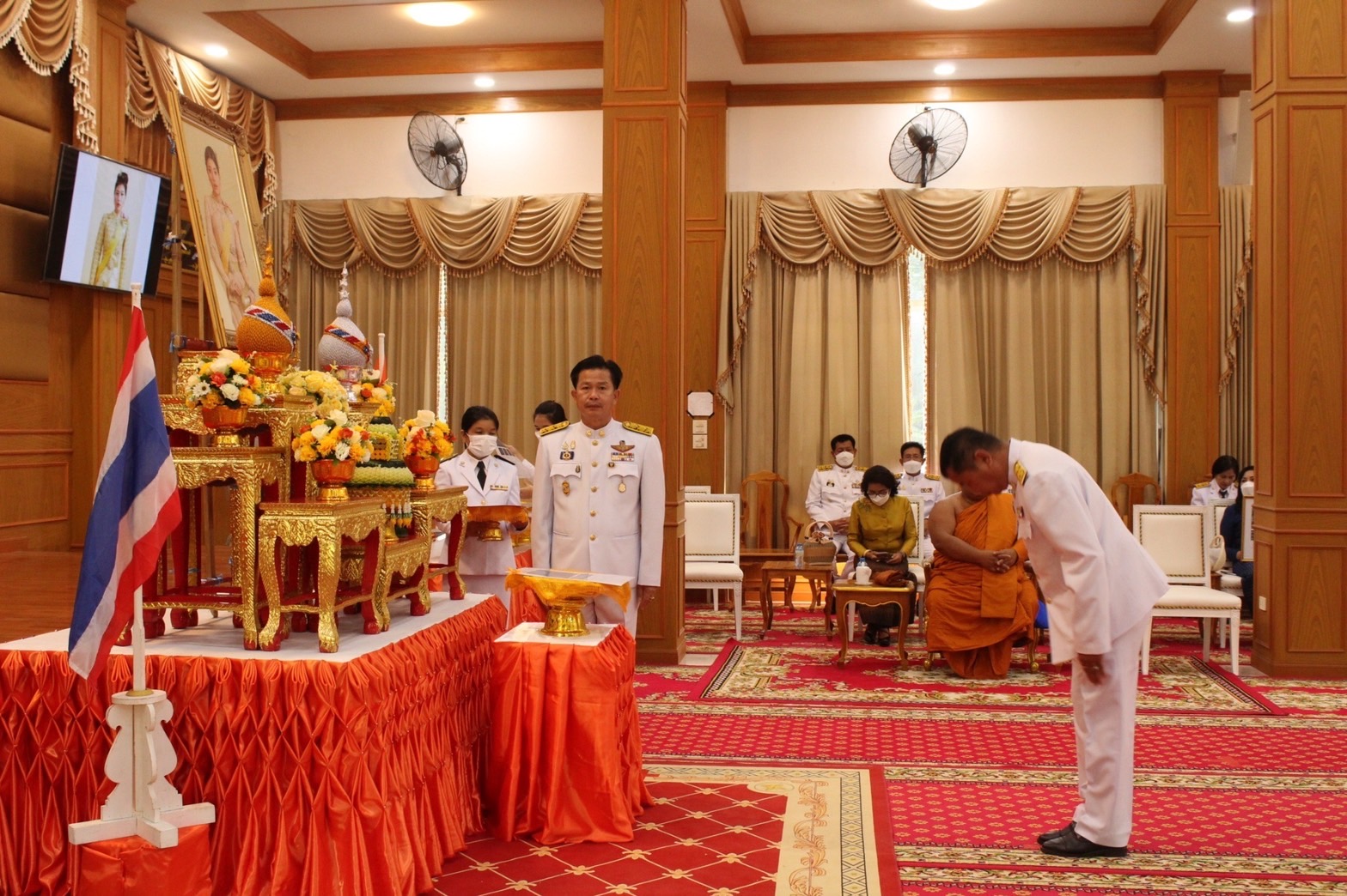 จังหวัดมหาสารคาม จัดพิธีมอบแบบลายผ้าพระราชทาน “ผ้าลายดอกรักราชกัญญา”