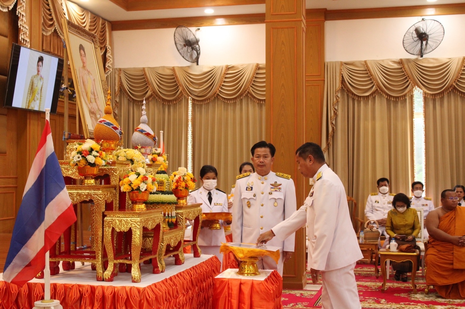 จังหวัดมหาสารคาม จัดพิธีมอบแบบลายผ้าพระราชทาน “ผ้าลายดอกรักราชกัญญา”