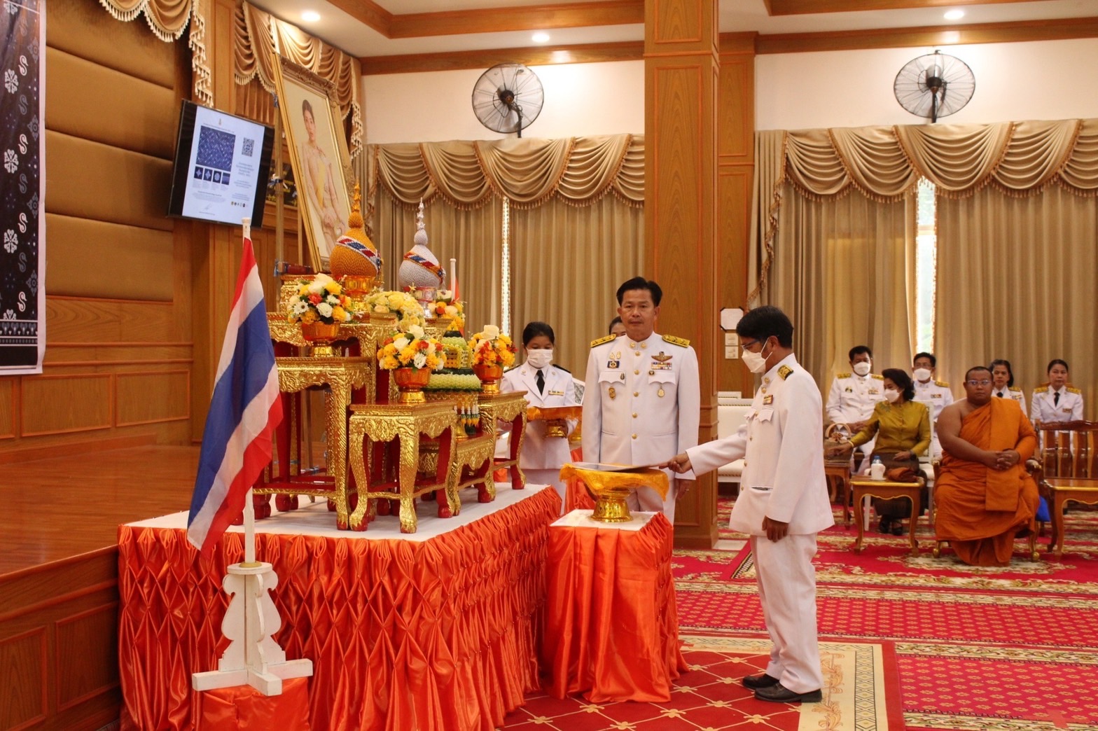 จังหวัดมหาสารคาม จัดพิธีมอบแบบลายผ้าพระราชทาน “ผ้าลายดอกรักราชกัญญา”
