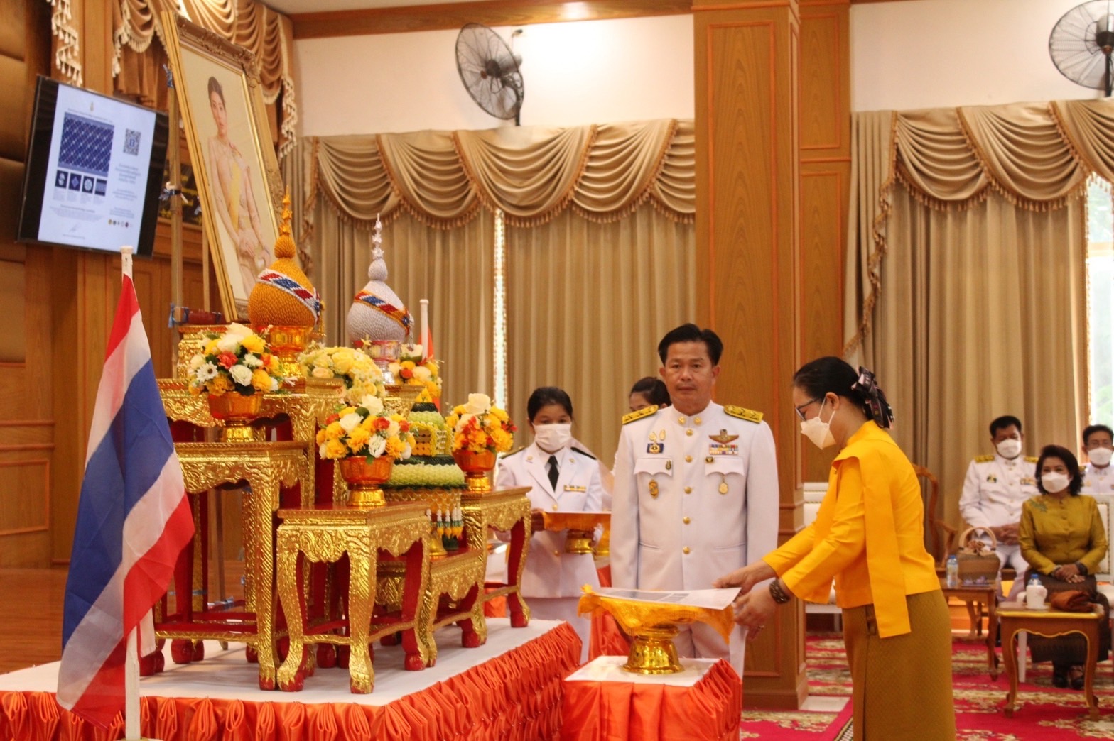 จังหวัดมหาสารคาม จัดพิธีมอบแบบลายผ้าพระราชทาน “ผ้าลายดอกรักราชกัญญา”