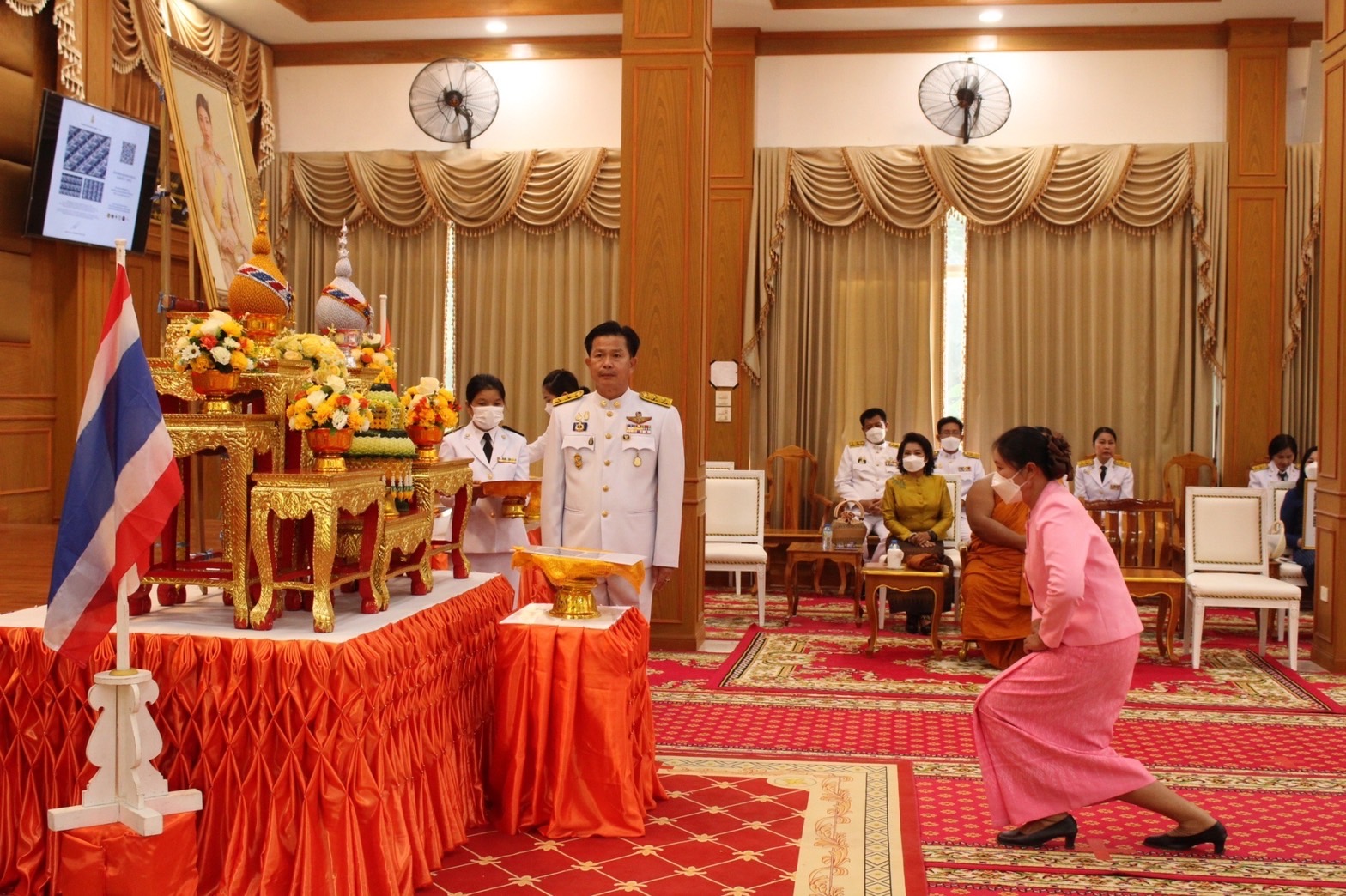 จังหวัดมหาสารคาม จัดพิธีมอบแบบลายผ้าพระราชทาน “ผ้าลายดอกรักราชกัญญา”