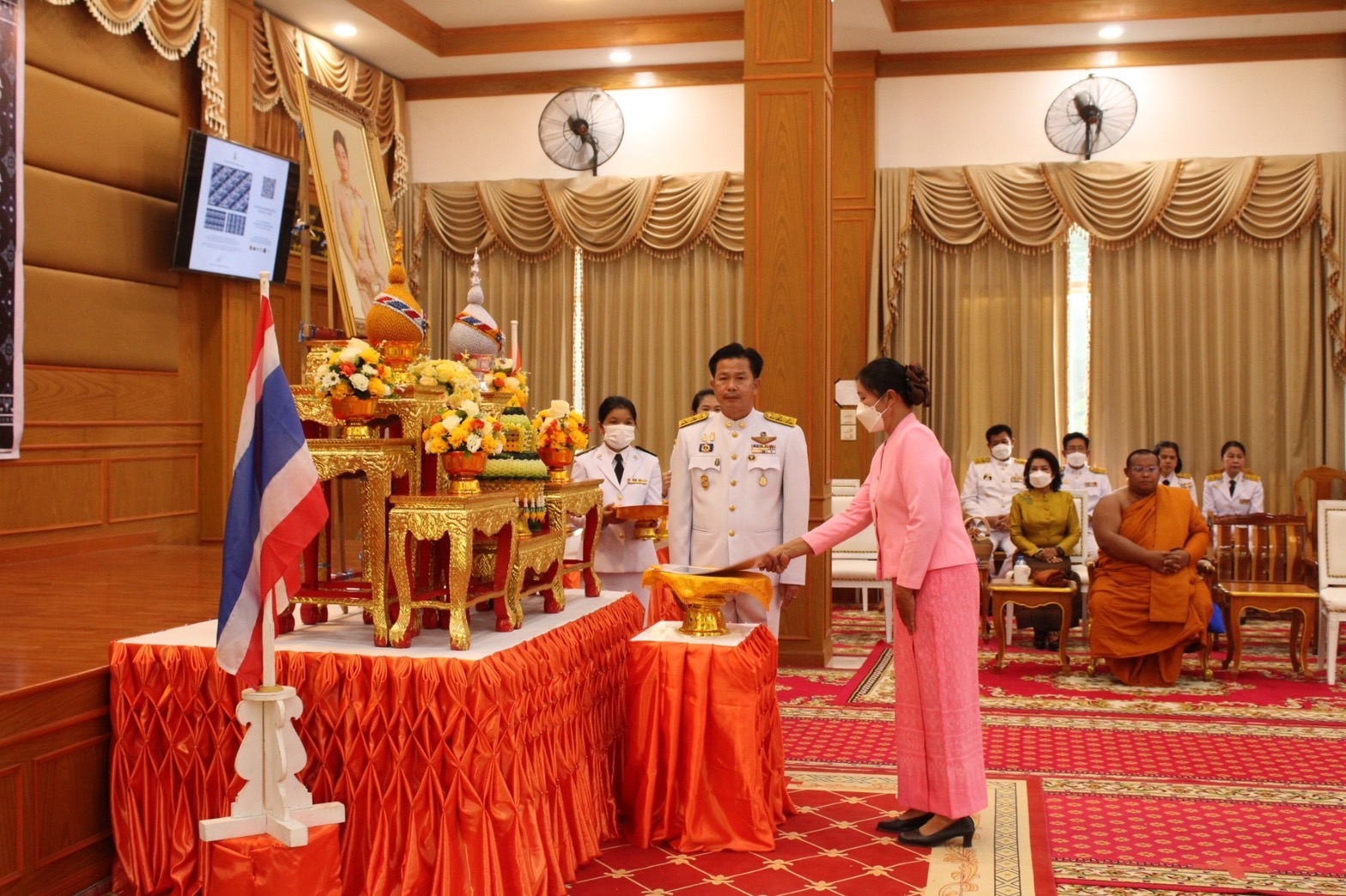 จังหวัดมหาสารคาม จัดพิธีมอบแบบลายผ้าพระราชทาน “ผ้าลายดอกรักราชกัญญา”