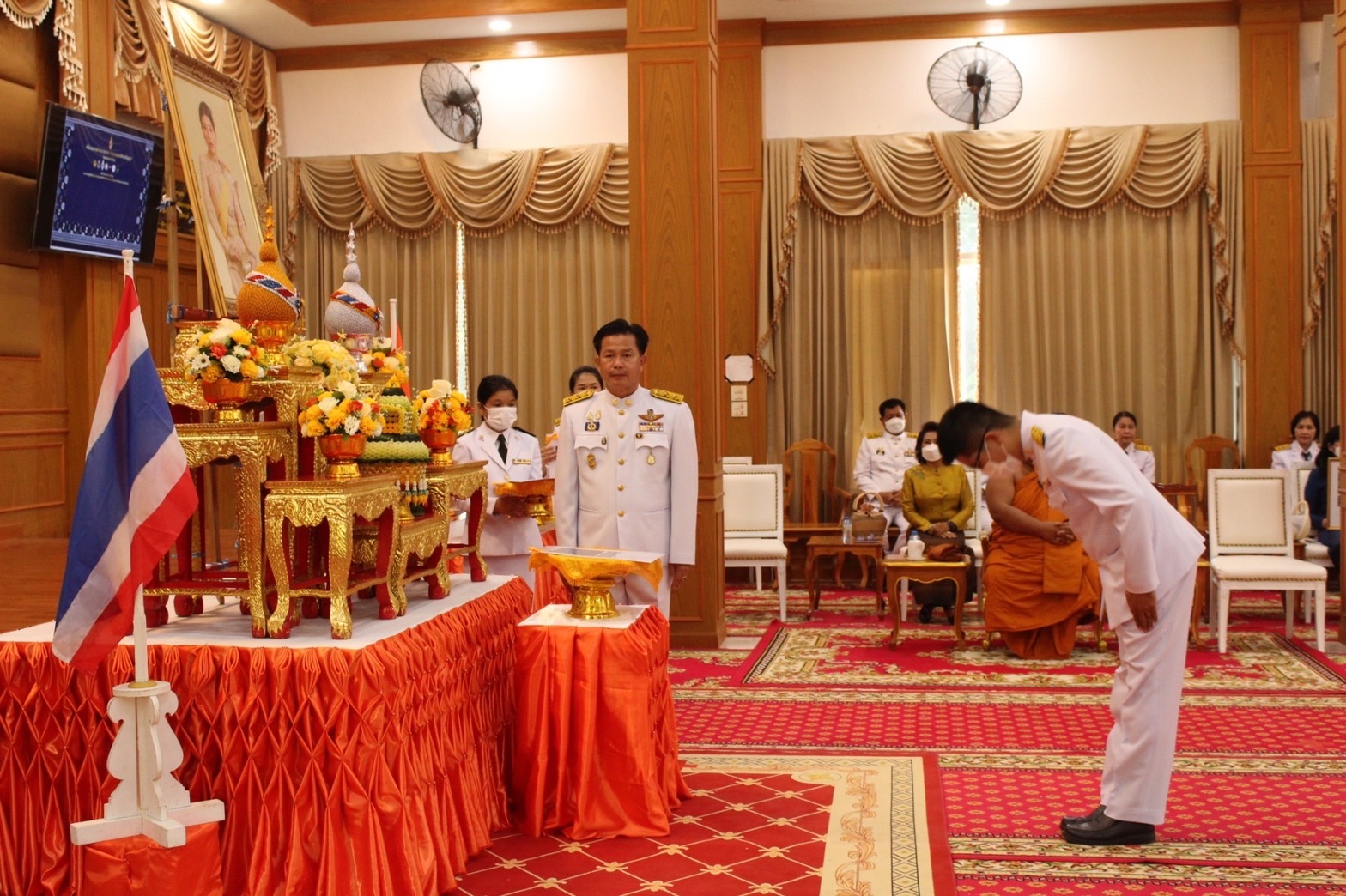 จังหวัดมหาสารคาม จัดพิธีมอบแบบลายผ้าพระราชทาน “ผ้าลายดอกรักราชกัญญา”