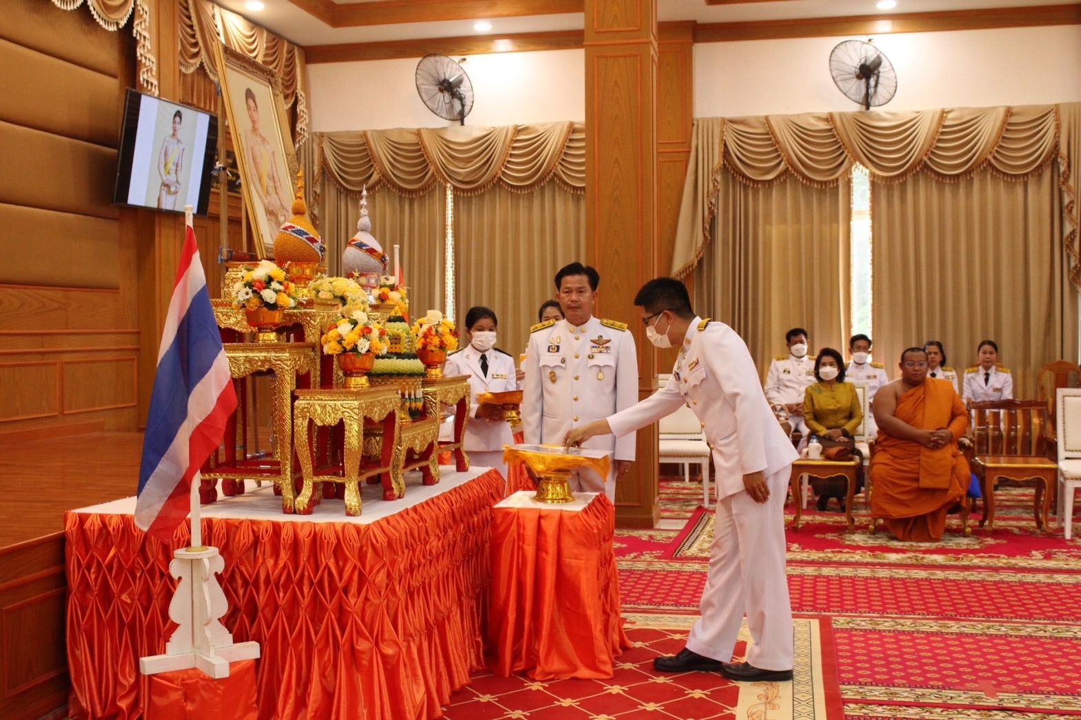 จังหวัดมหาสารคาม จัดพิธีมอบแบบลายผ้าพระราชทาน “ผ้าลายดอกรักราชกัญญา”