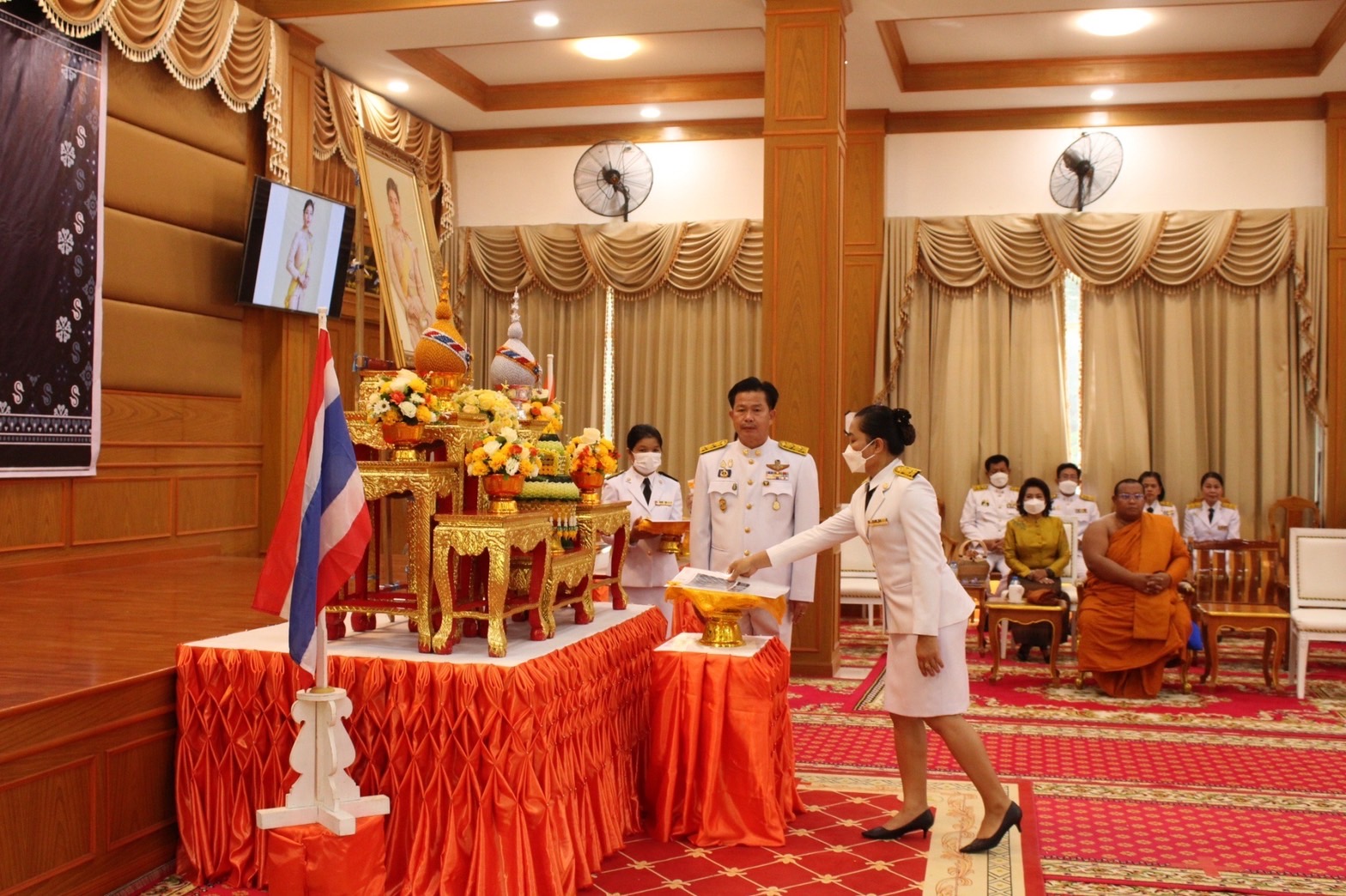 จังหวัดมหาสารคาม จัดพิธีมอบแบบลายผ้าพระราชทาน “ผ้าลายดอกรักราชกัญญา”