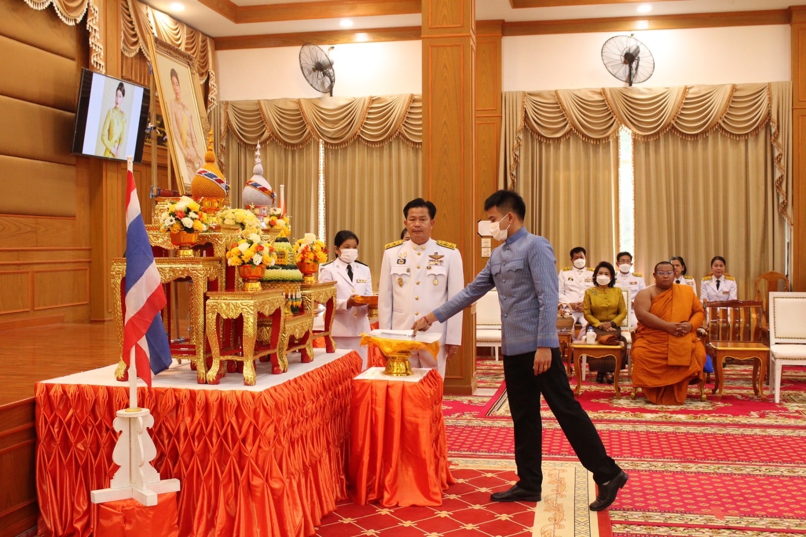 จังหวัดมหาสารคาม จัดพิธีมอบแบบลายผ้าพระราชทาน “ผ้าลายดอกรักราชกัญญา”