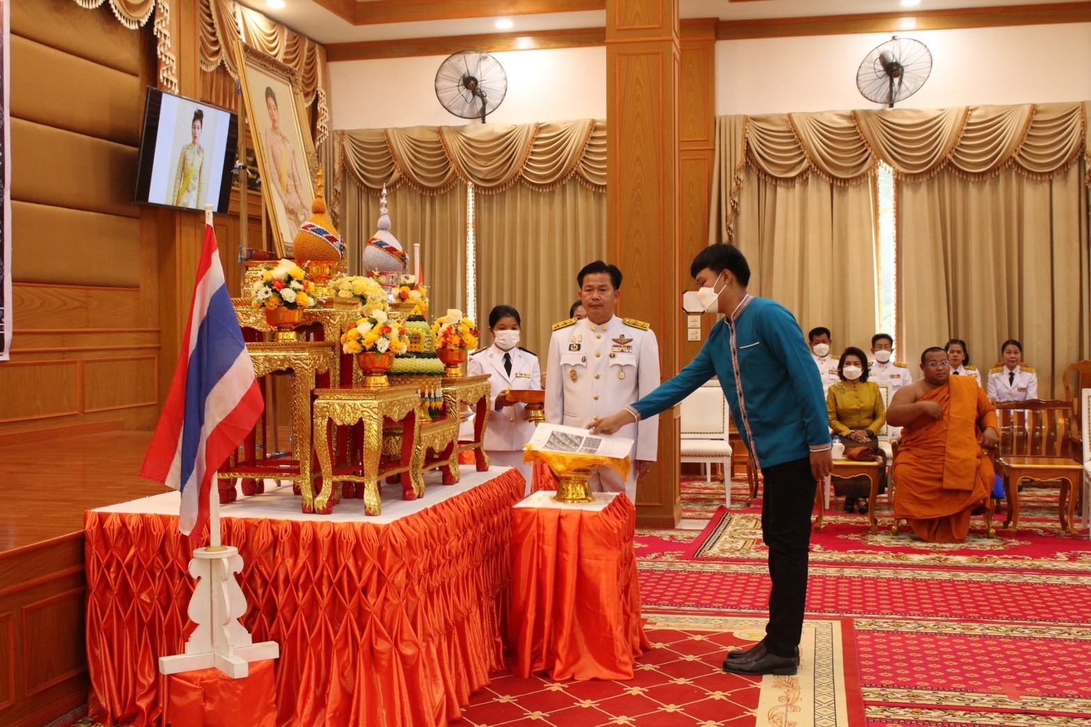 จังหวัดมหาสารคาม จัดพิธีมอบแบบลายผ้าพระราชทาน “ผ้าลายดอกรักราชกัญญา”