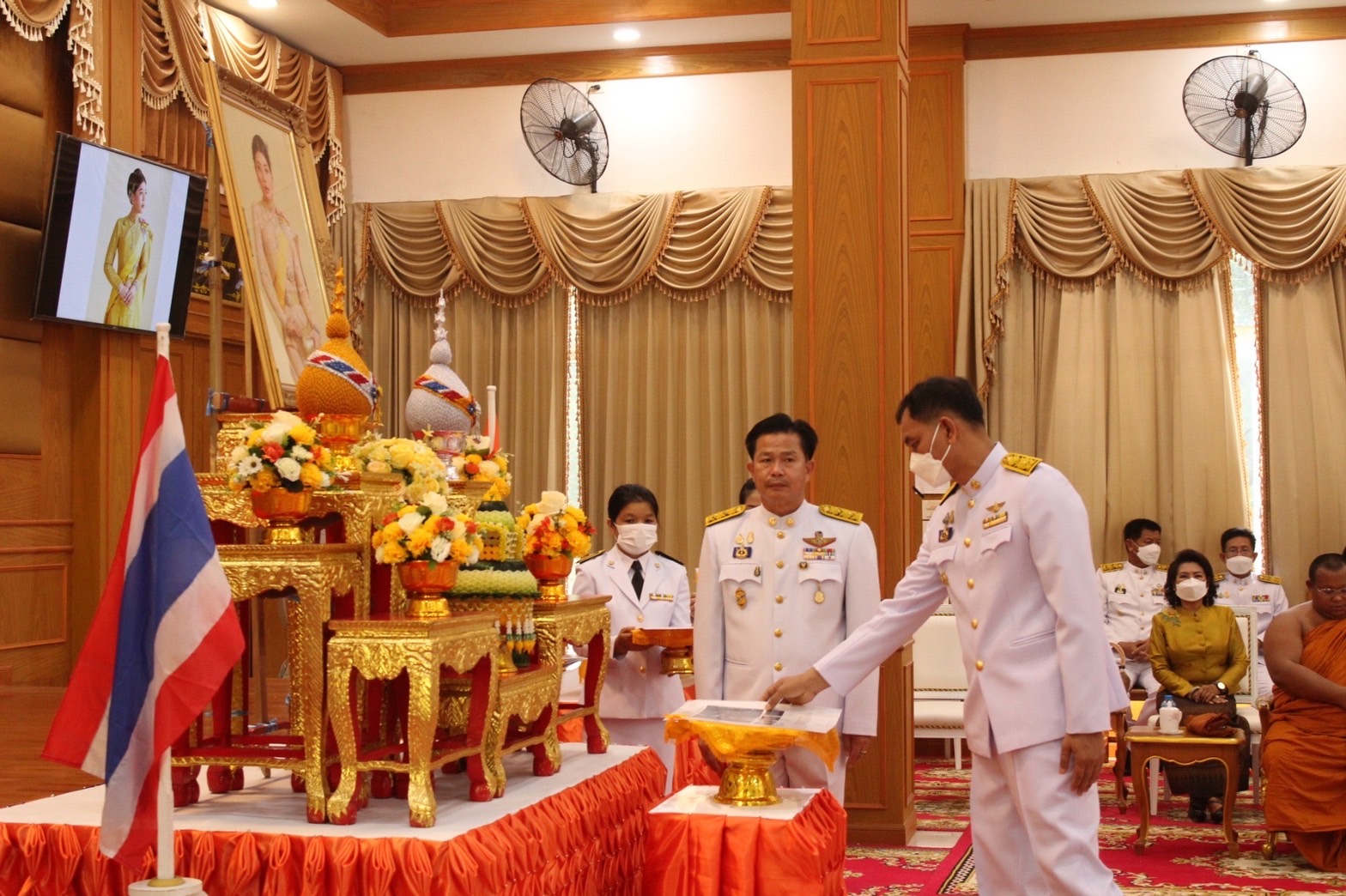 จังหวัดมหาสารคาม จัดพิธีมอบแบบลายผ้าพระราชทาน “ผ้าลายดอกรักราชกัญญา”