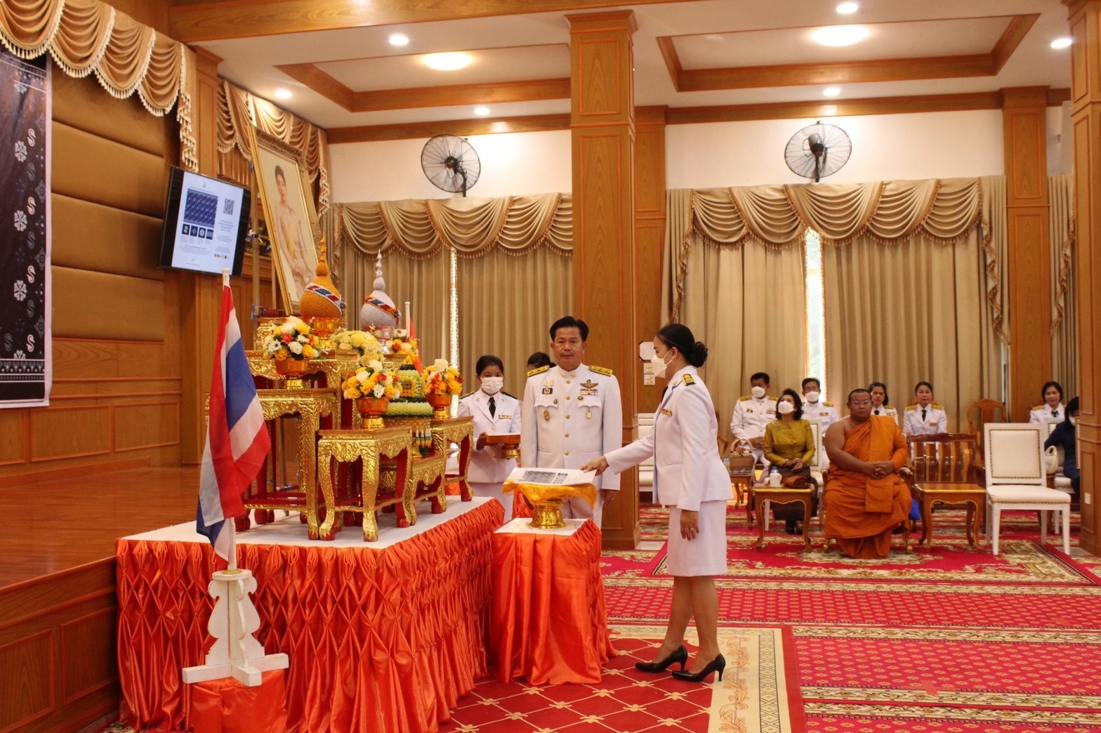 จังหวัดมหาสารคาม จัดพิธีมอบแบบลายผ้าพระราชทาน “ผ้าลายดอกรักราชกัญญา”