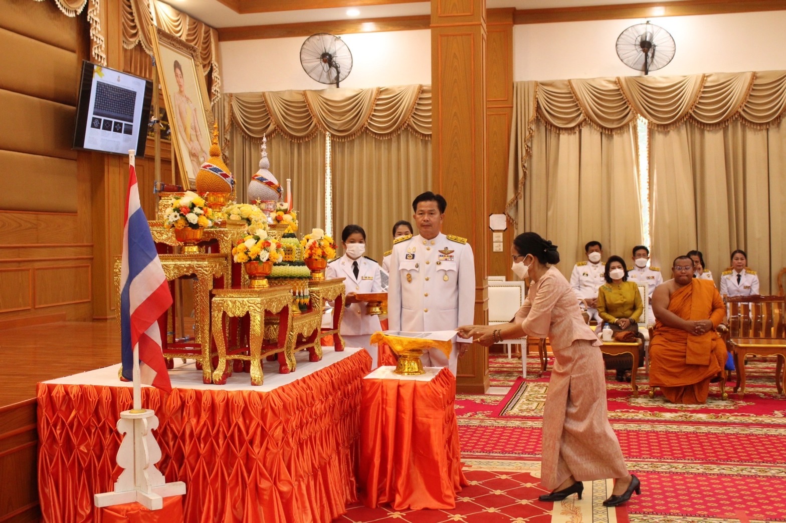 จังหวัดมหาสารคาม จัดพิธีมอบแบบลายผ้าพระราชทาน “ผ้าลายดอกรักราชกัญญา”