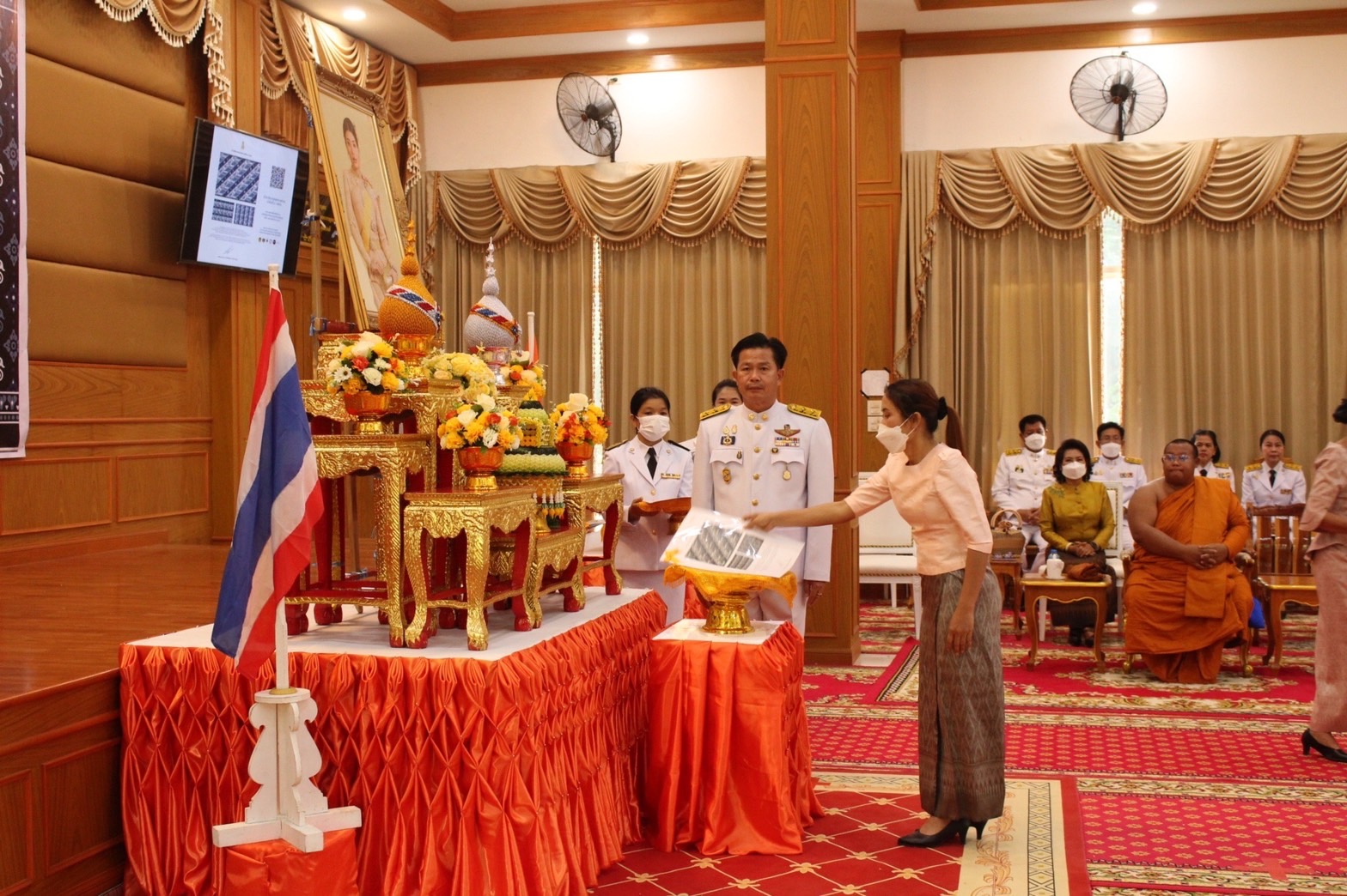 จังหวัดมหาสารคาม จัดพิธีมอบแบบลายผ้าพระราชทาน “ผ้าลายดอกรักราชกัญญา”