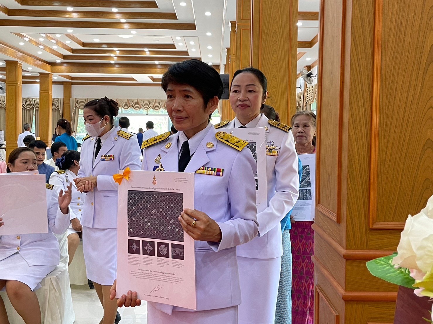 จังหวัดมหาสารคาม จัดพิธีมอบแบบลายผ้าพระราชทาน “ผ้าลายดอกรักราชกัญญา”