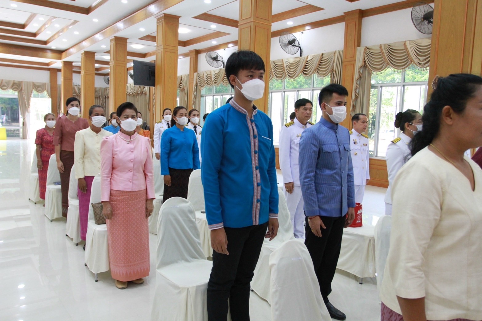 จังหวัดมหาสารคาม จัดพิธีมอบแบบลายผ้าพระราชทาน “ผ้าลายดอกรักราชกัญญา”
