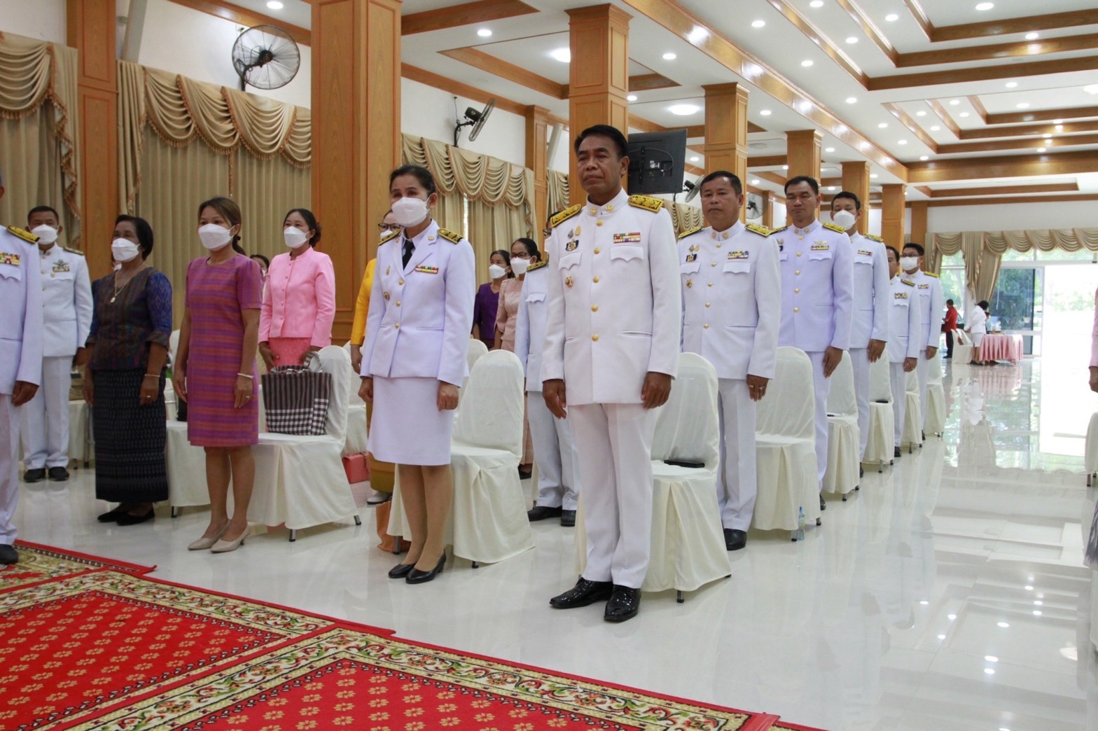 จังหวัดมหาสารคาม จัดพิธีมอบแบบลายผ้าพระราชทาน “ผ้าลายดอกรักราชกัญญา”