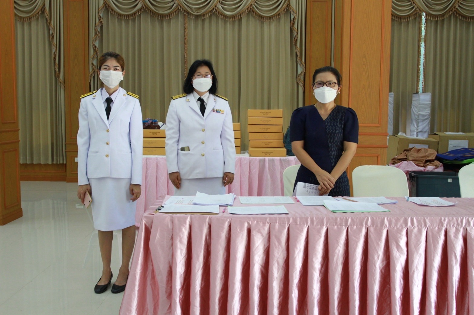 จังหวัดมหาสารคาม จัดพิธีมอบแบบลายผ้าพระราชทาน “ผ้าลายดอกรักราชกัญญา”