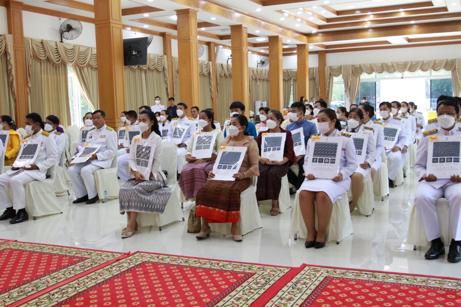 จังหวัดมหาสารคาม จัดพิธีมอบแบบลายผ้าพระราชทาน “ผ้าลายดอกรักราชกัญญา”