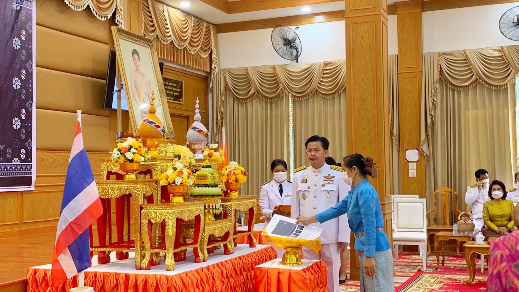 จังหวัดมหาสารคาม จัดพิธีมอบแบบลายผ้าพระราชทาน “ผ้าลายดอกรักราชกัญญา”