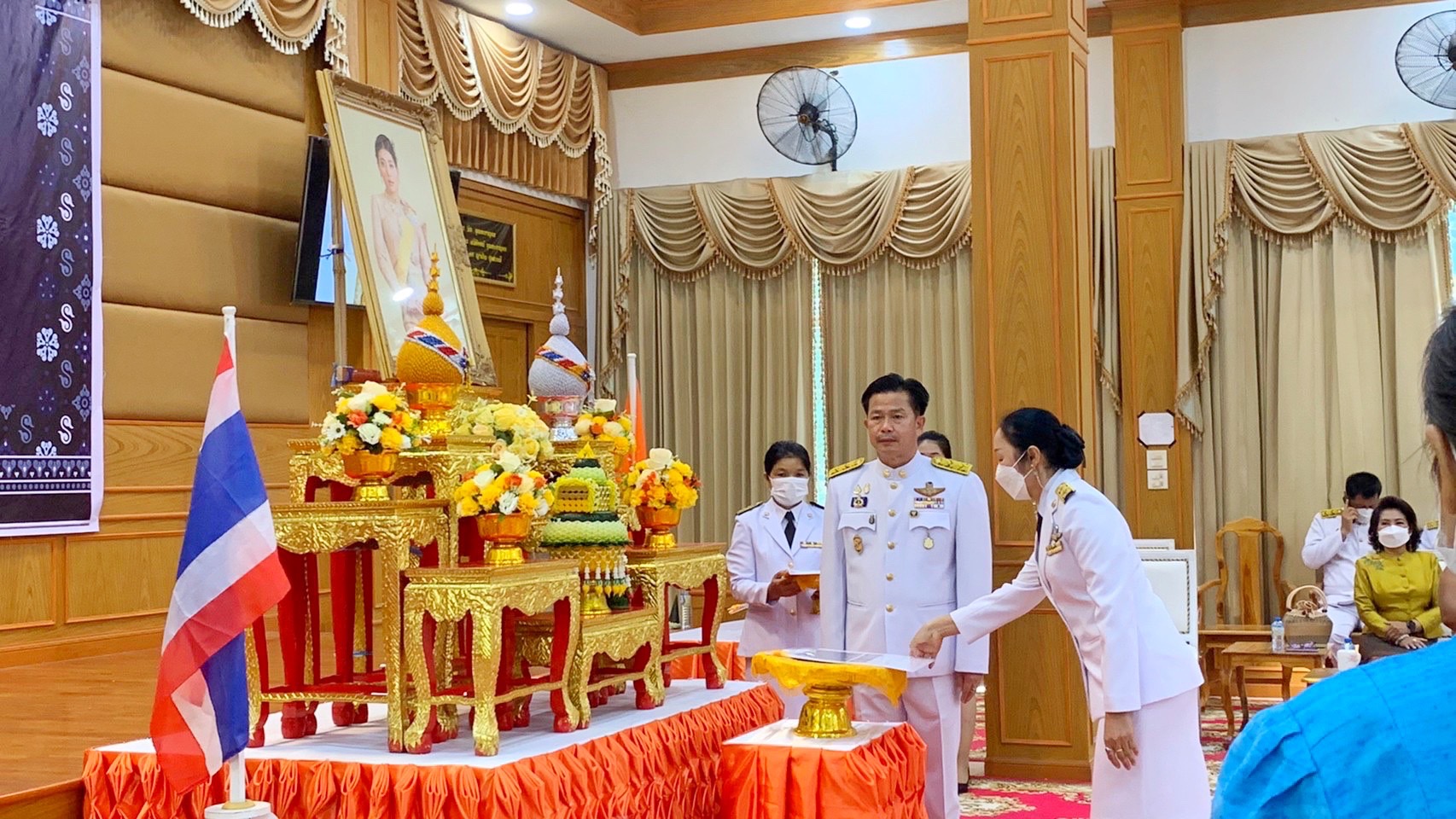 จังหวัดมหาสารคาม จัดพิธีมอบแบบลายผ้าพระราชทาน “ผ้าลายดอกรักราชกัญญา”