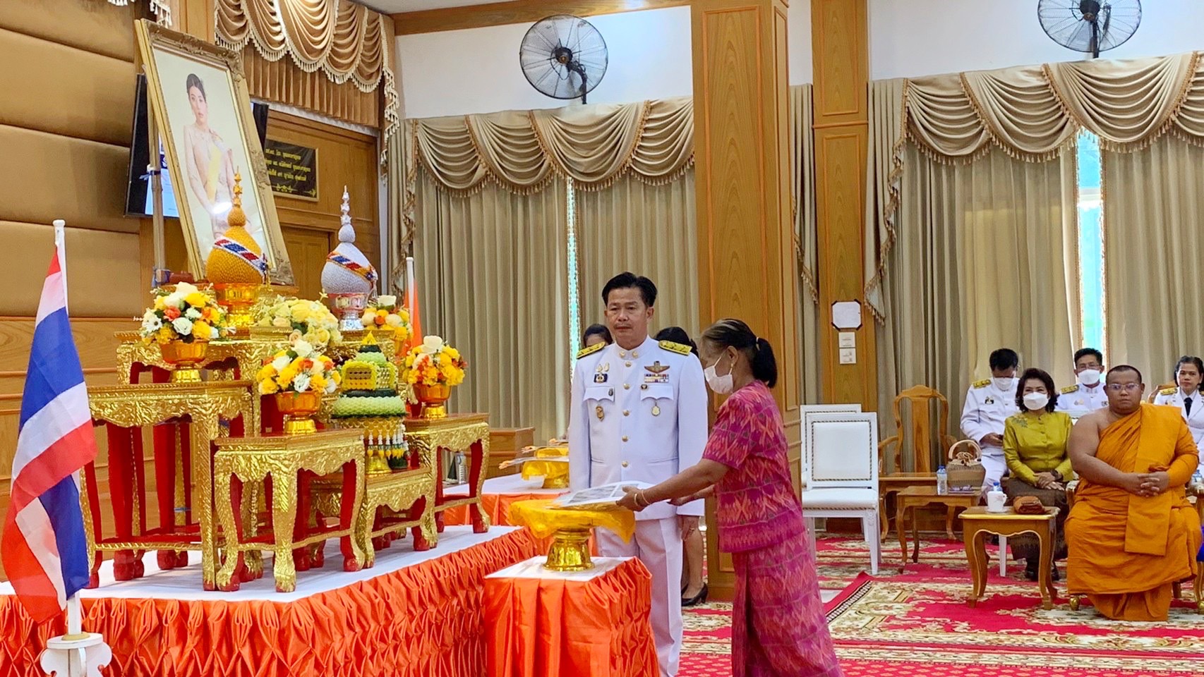 จังหวัดมหาสารคาม จัดพิธีมอบแบบลายผ้าพระราชทาน “ผ้าลายดอกรักราชกัญญา”