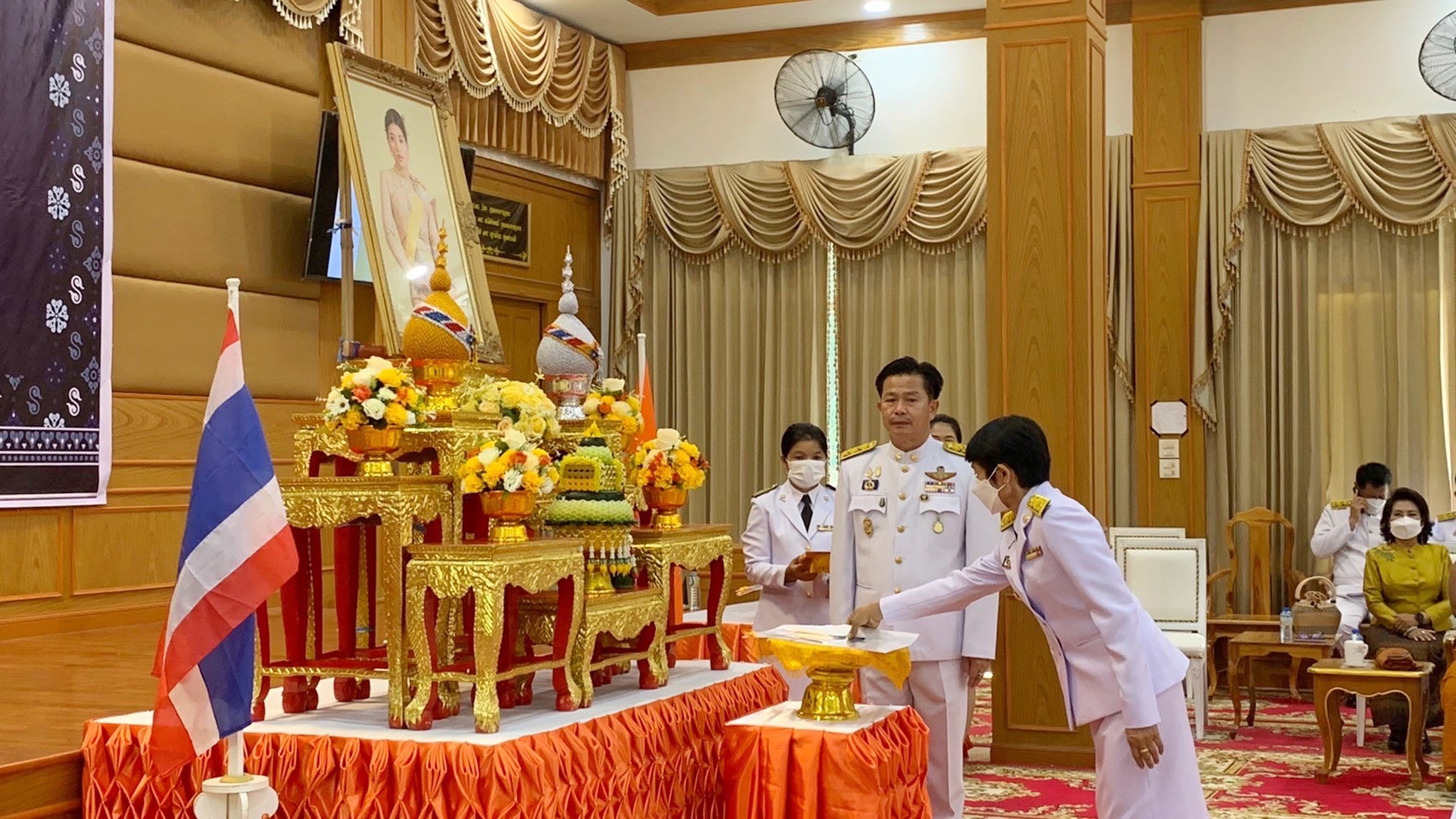 จังหวัดมหาสารคาม จัดพิธีมอบแบบลายผ้าพระราชทาน “ผ้าลายดอกรักราชกัญญา”