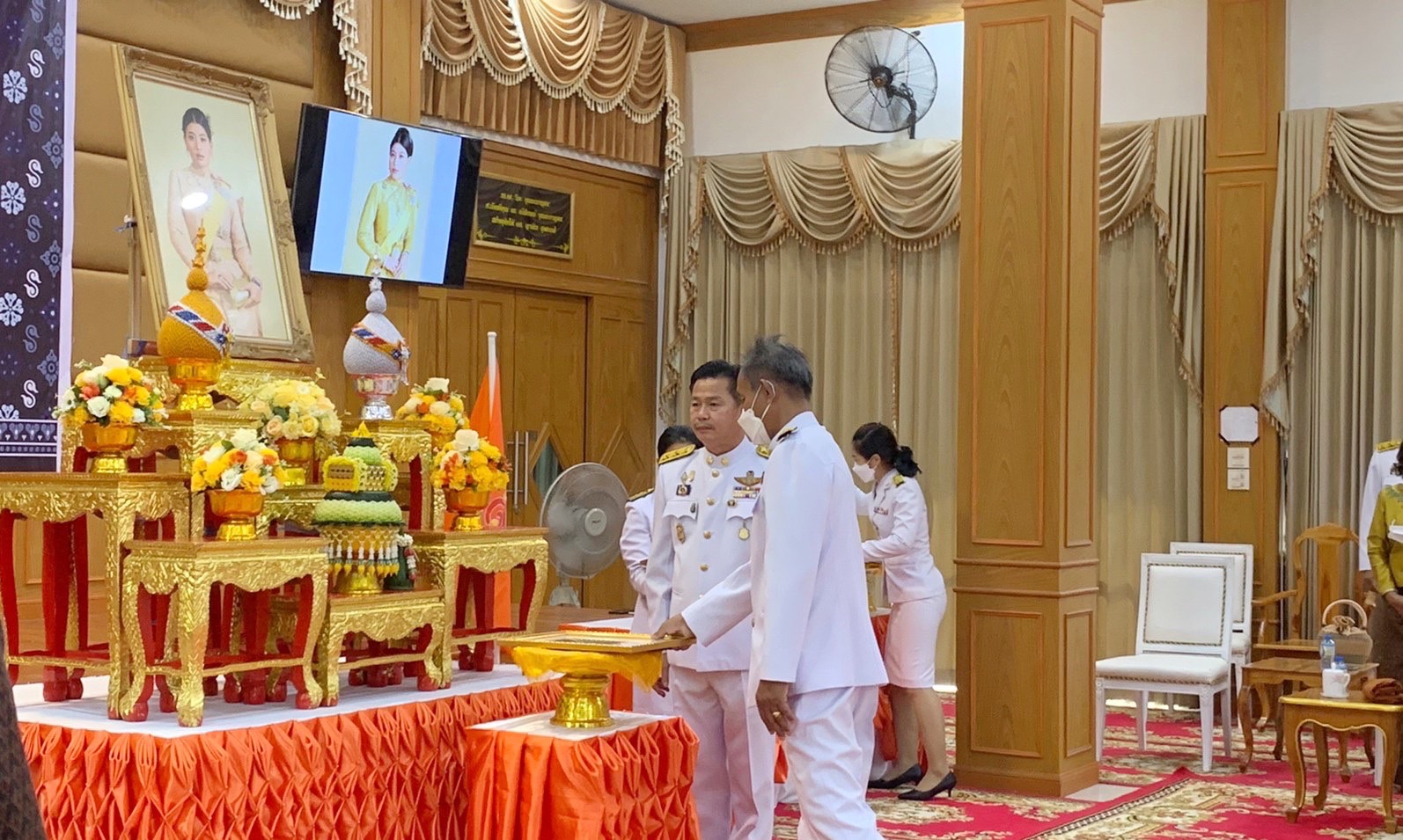 จังหวัดมหาสารคาม จัดพิธีมอบแบบลายผ้าพระราชทาน “ผ้าลายดอกรักราชกัญญา”
