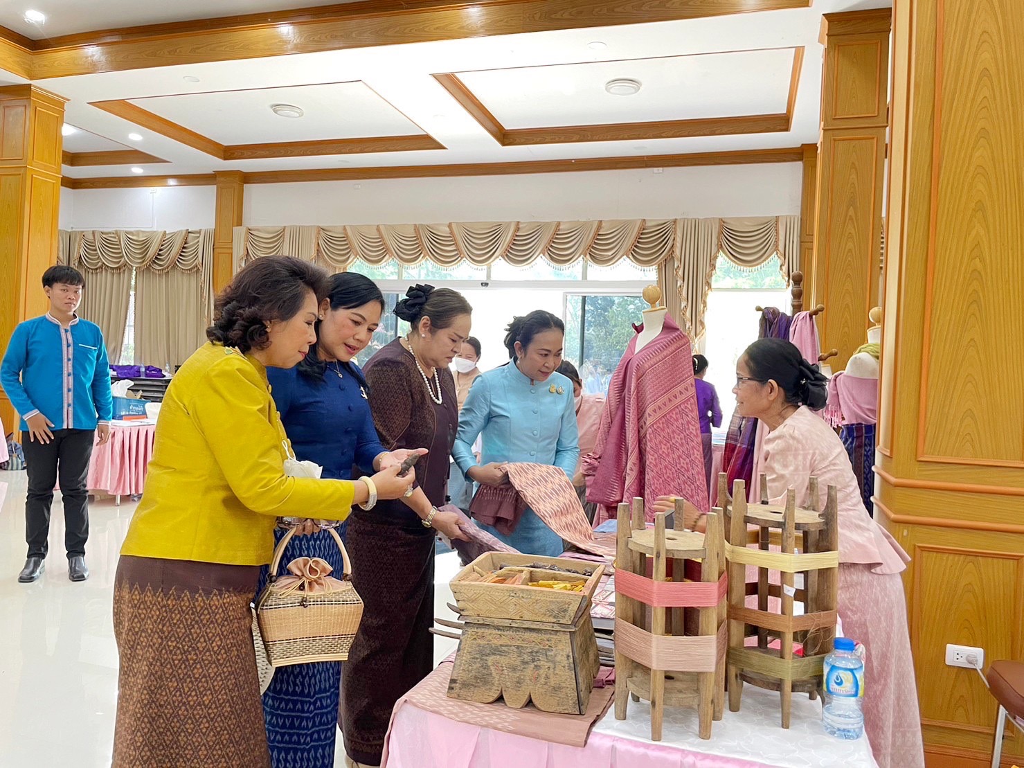 จังหวัดมหาสารคาม จัดพิธีมอบแบบลายผ้าพระราชทาน “ผ้าลายดอกรักราชกัญญา”