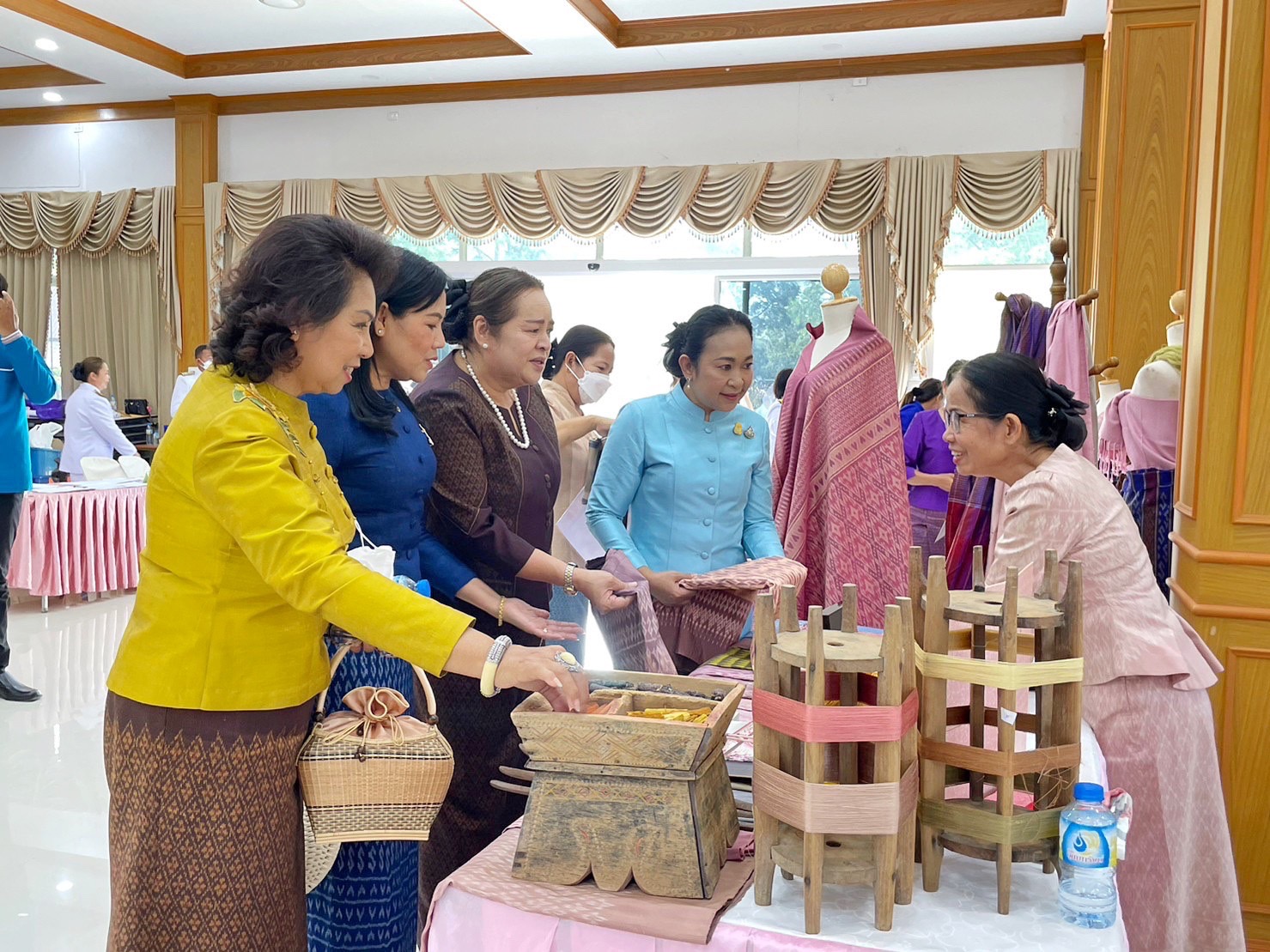 จังหวัดมหาสารคาม จัดพิธีมอบแบบลายผ้าพระราชทาน “ผ้าลายดอกรักราชกัญญา”