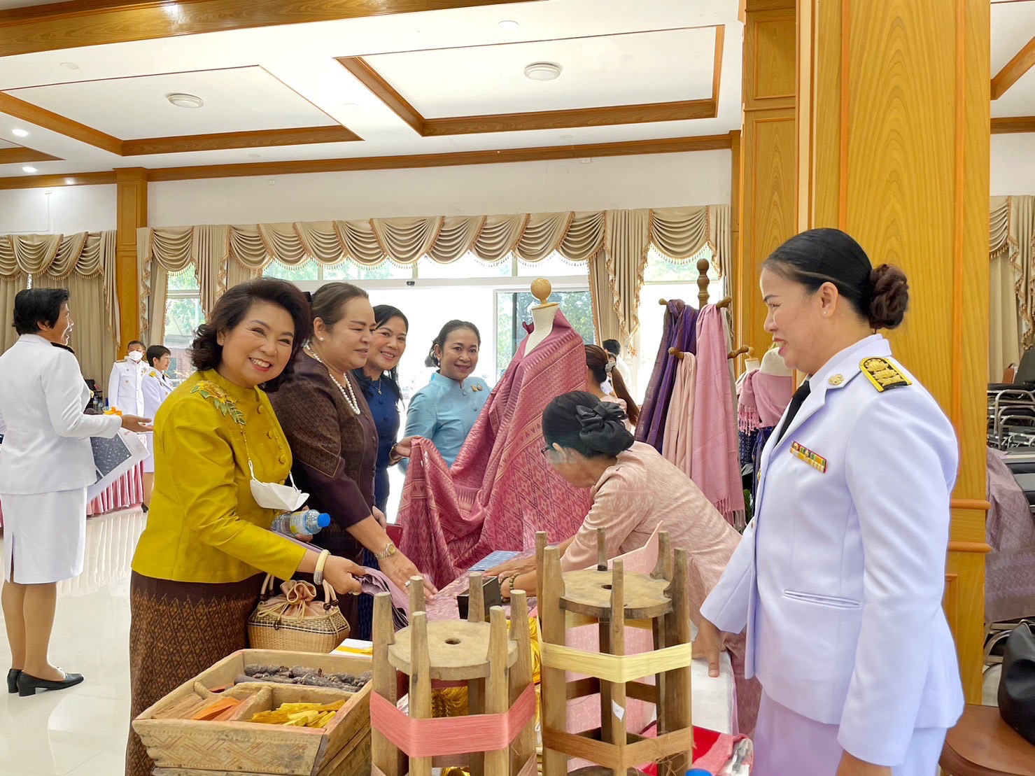 จังหวัดมหาสารคาม จัดพิธีมอบแบบลายผ้าพระราชทาน “ผ้าลายดอกรักราชกัญญา”
