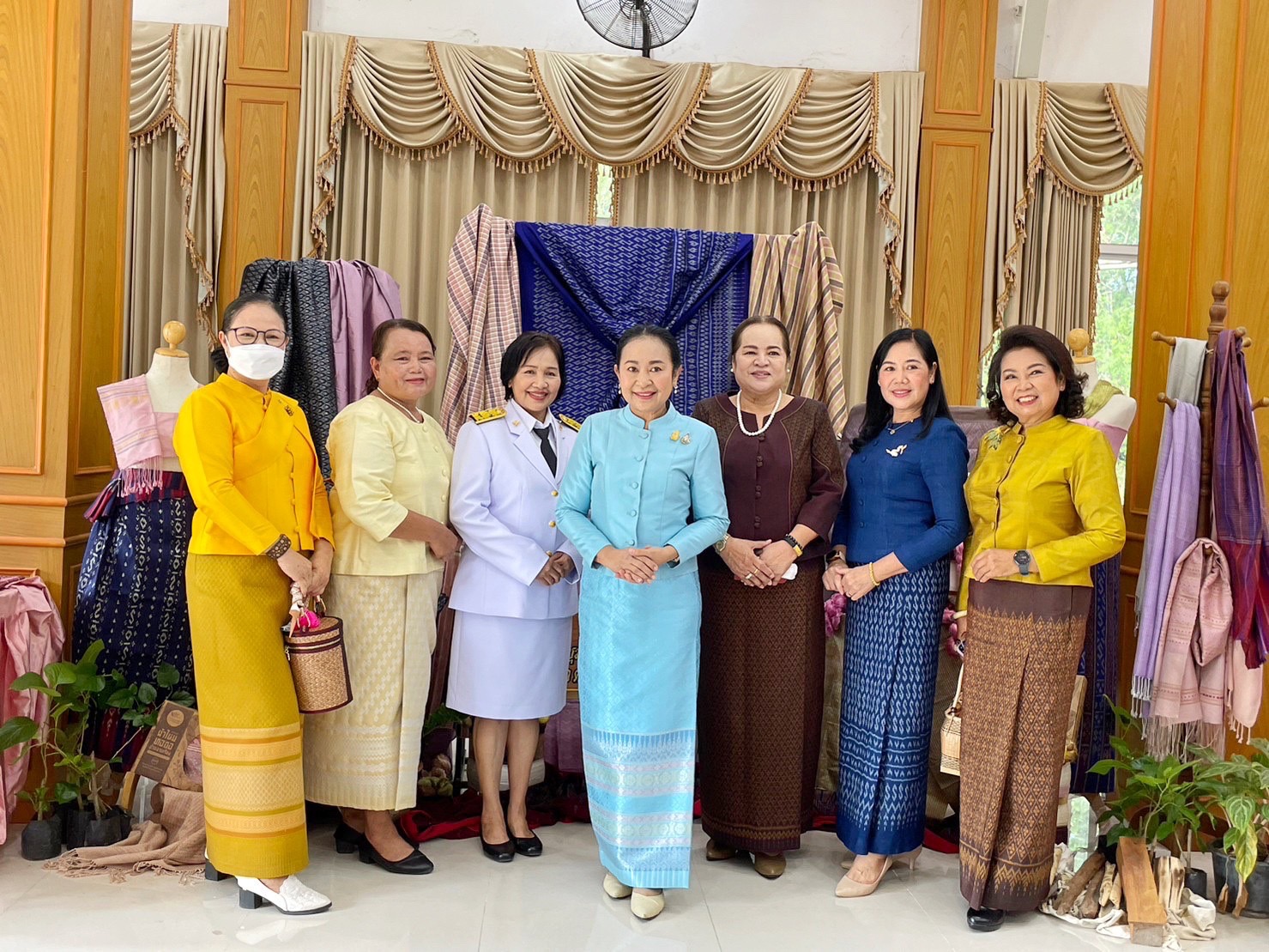 จังหวัดมหาสารคาม จัดพิธีมอบแบบลายผ้าพระราชทาน “ผ้าลายดอกรักราชกัญญา”